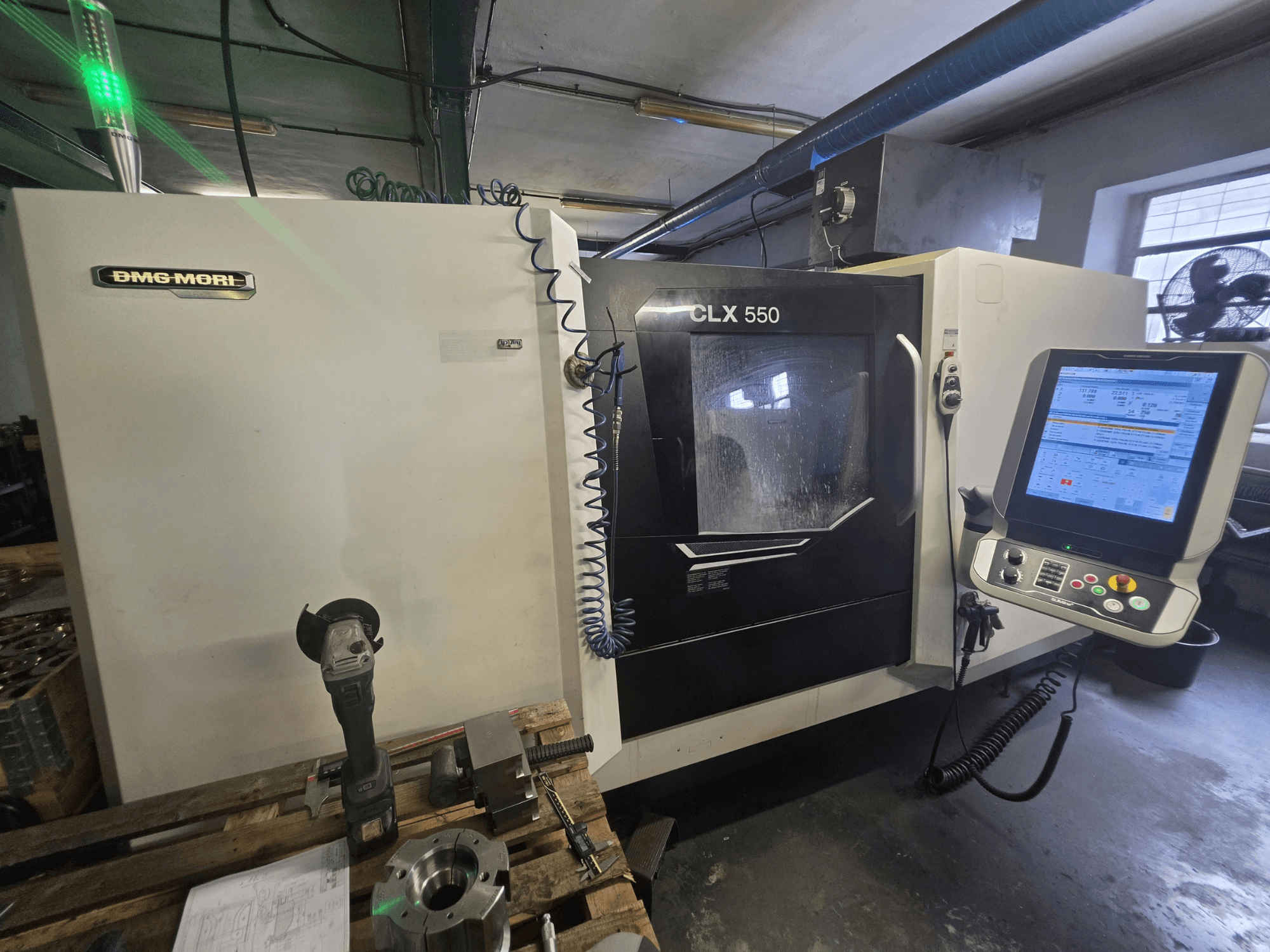 DMG MORI CLX 550 V3 yatay torna tezgahı; kontrol paneli, kesici takımlar ve makine gövdesini gösteren önden görünüm.