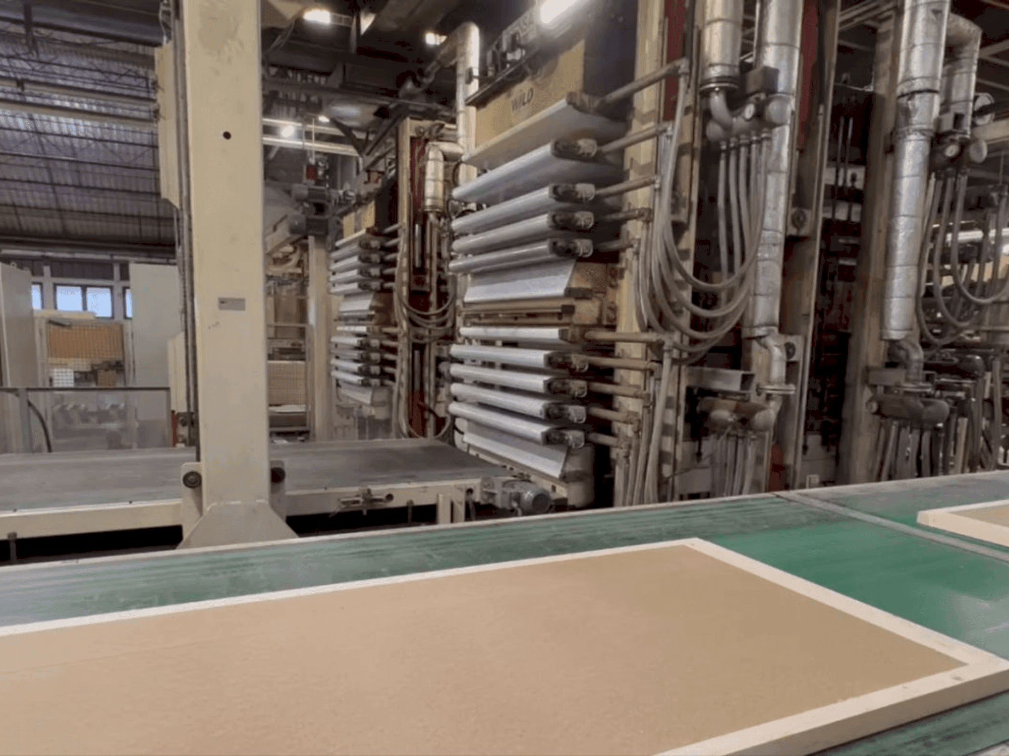 Makine WILD Door leaf press line - Önden görünüm