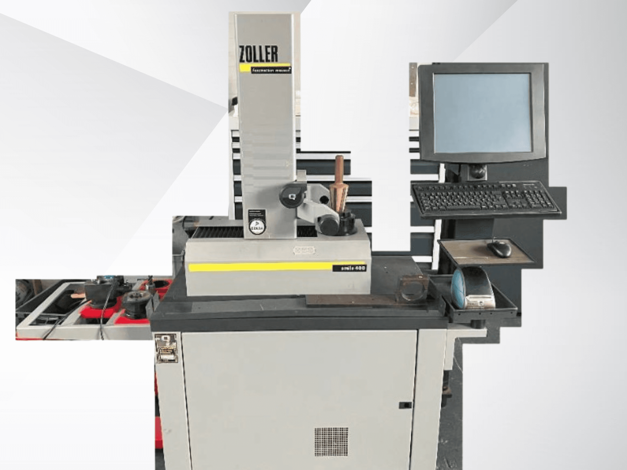 Bilgisayar monitörü, klavye ve aletleriyle ZOLLER ölçüm makinesi; gri rengi ve modern tasarımı gösteren önden görünüm.