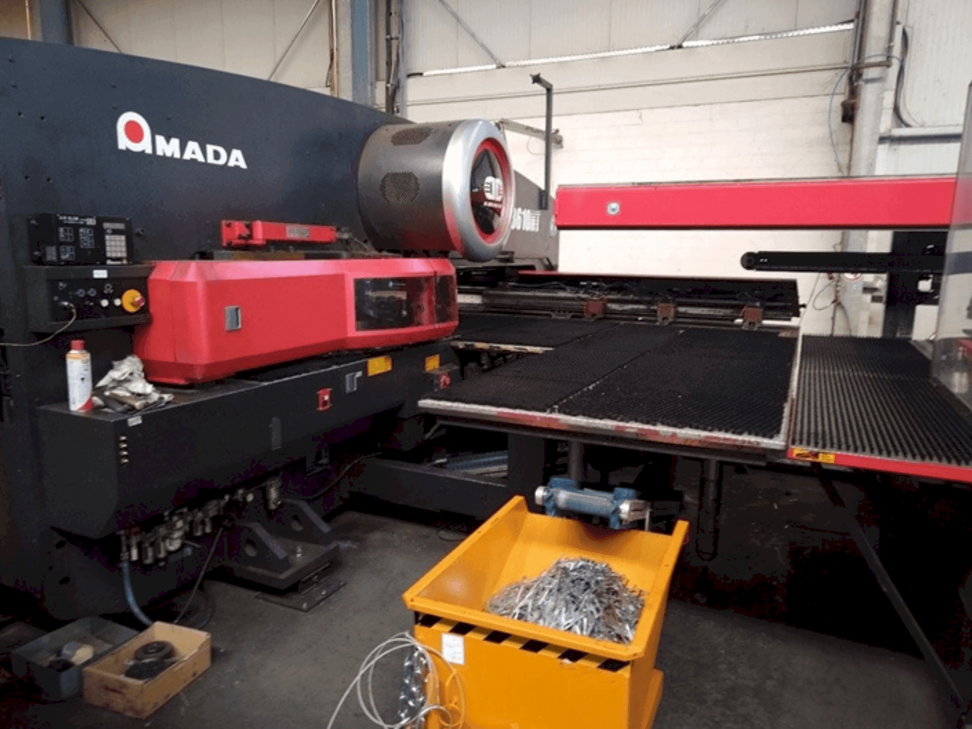 Makine AMADA EMZ 3510 NT - Önden görünüm