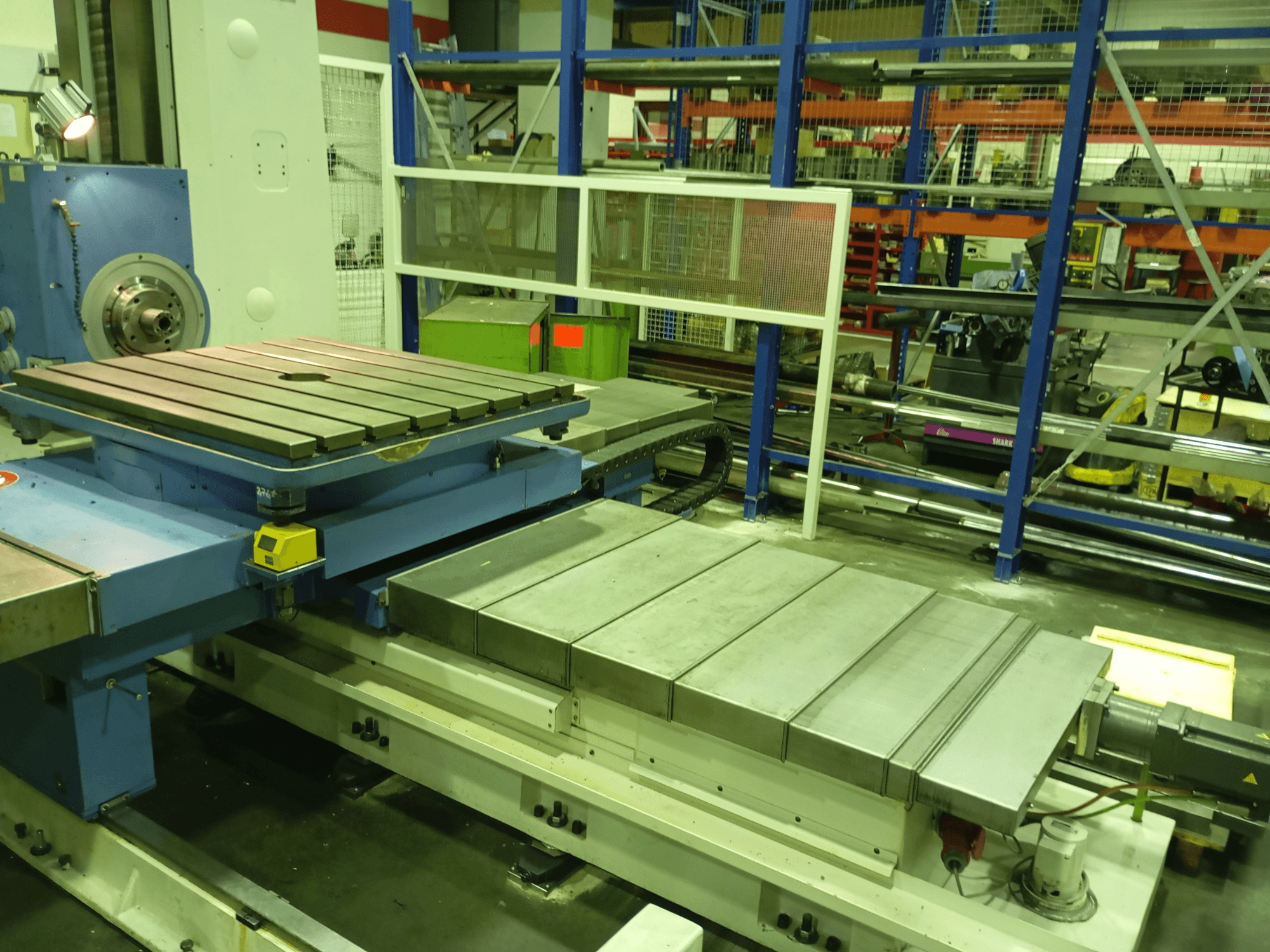 Union Karl Marx Stadt BFT90/5 MSC delme makinesi, önden görünüm; büyük bir düz tabla, motorlu taban ve metal yapıya sahiptir.