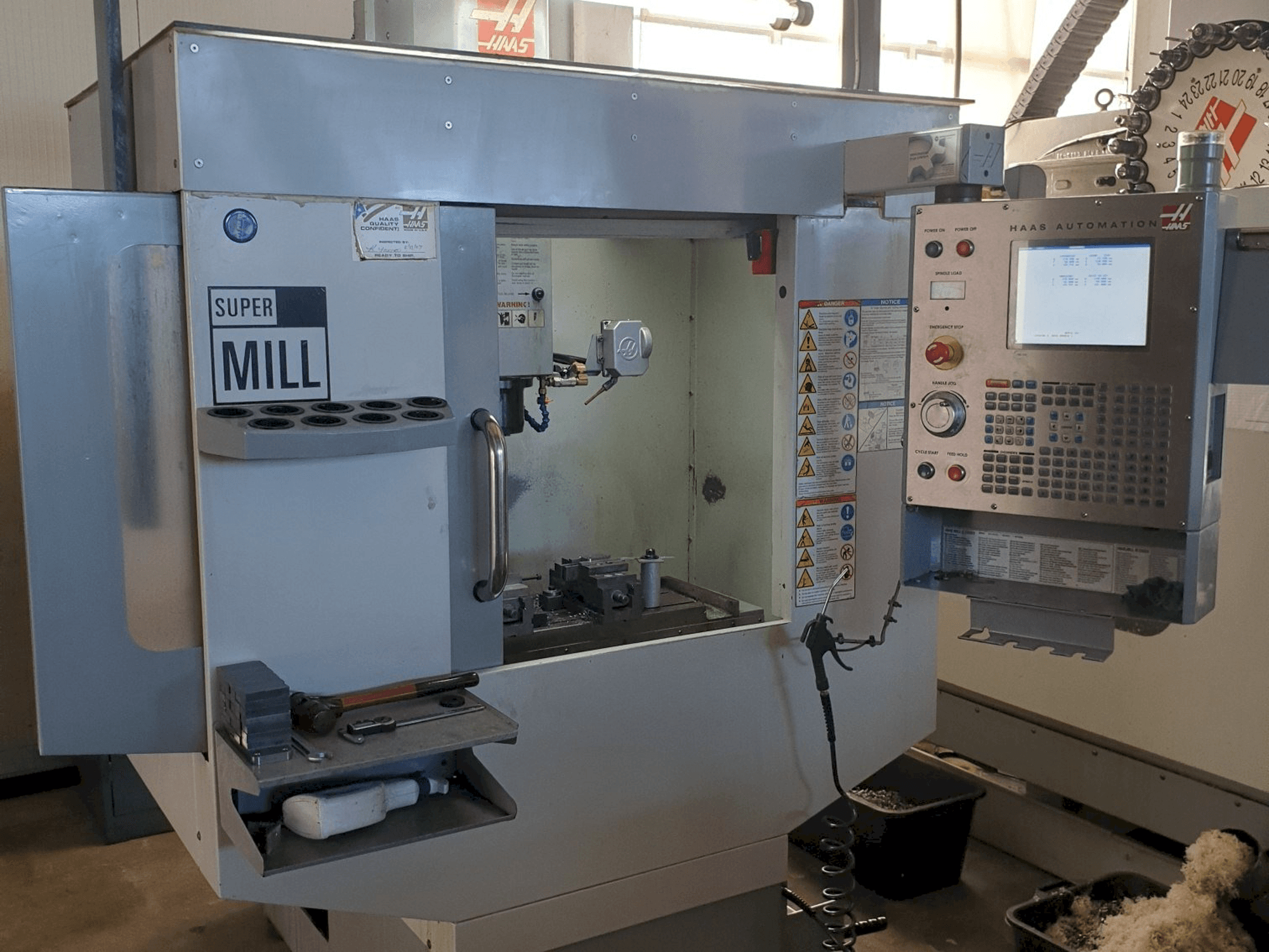 Makine HAAS SUPER MINI MILL - Önden görünüm