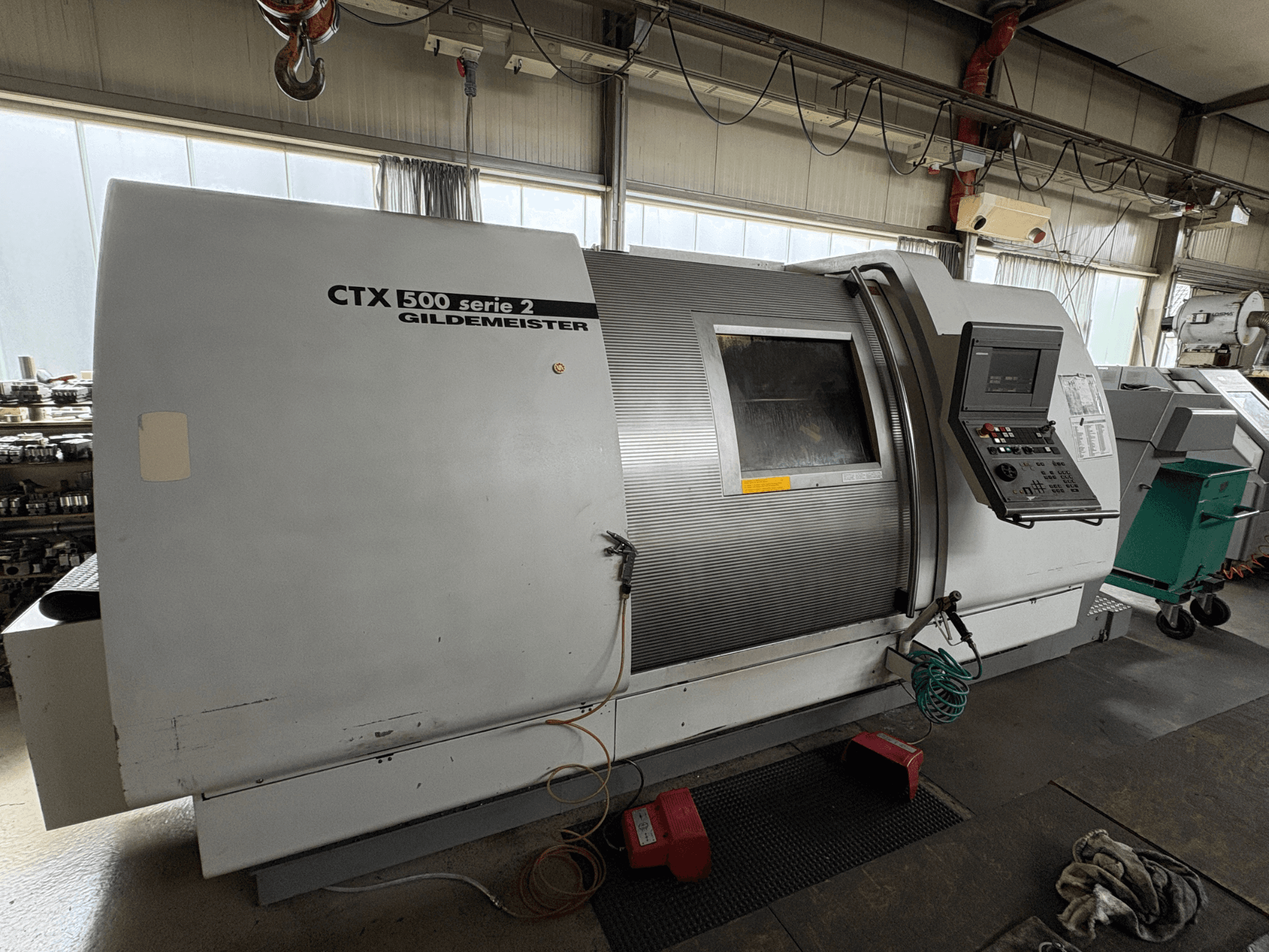 Gildemeister CTX 500 S2 yatay torna tezgahı, yan görünüm; kontrol paneli ve ana gövde detayları gösterilmektedir.