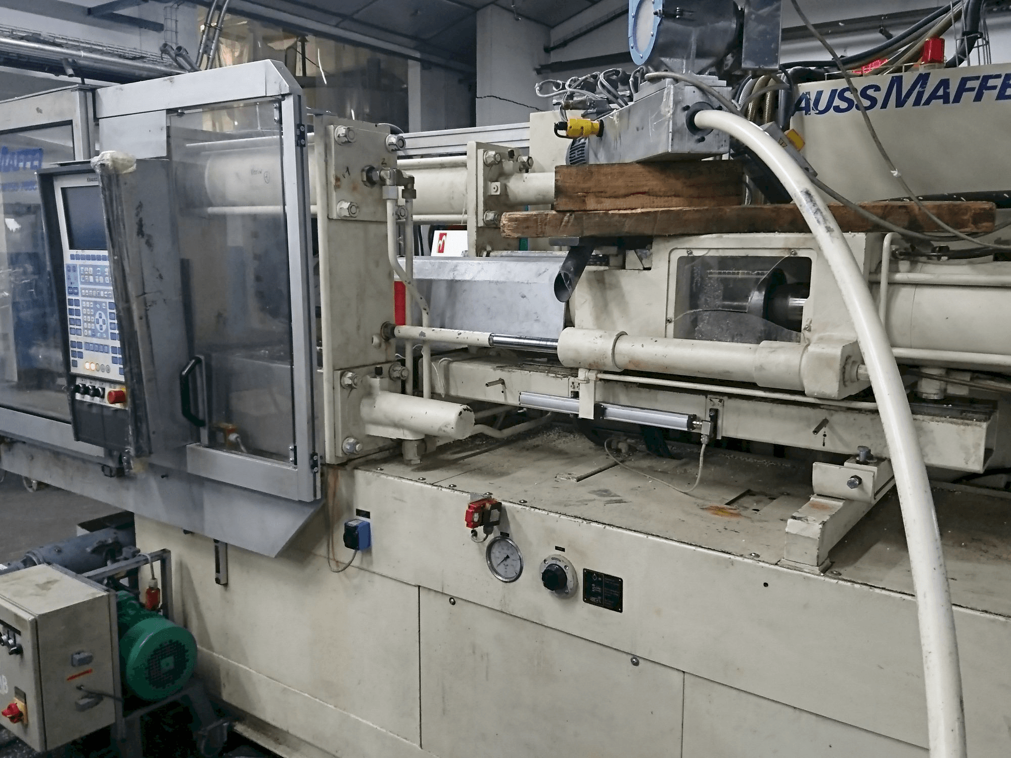 Makine Krauss Maffei 150-700 C1 - Önden görünüm