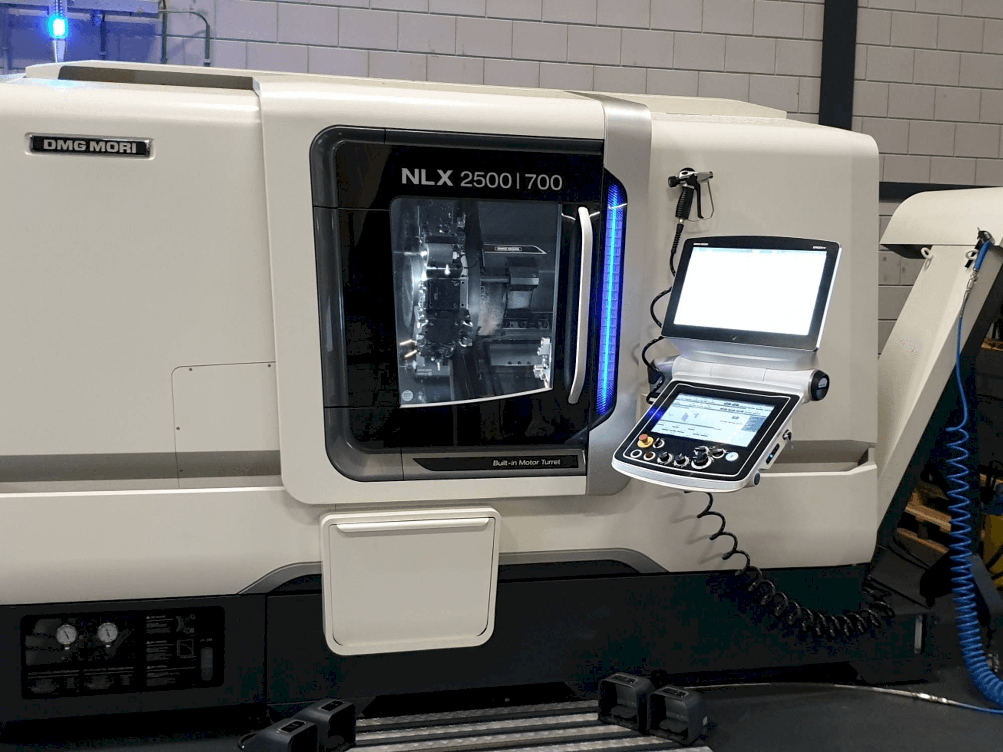 Makine DMG MORI NLX2500 / 700 SY - Önden görünüm