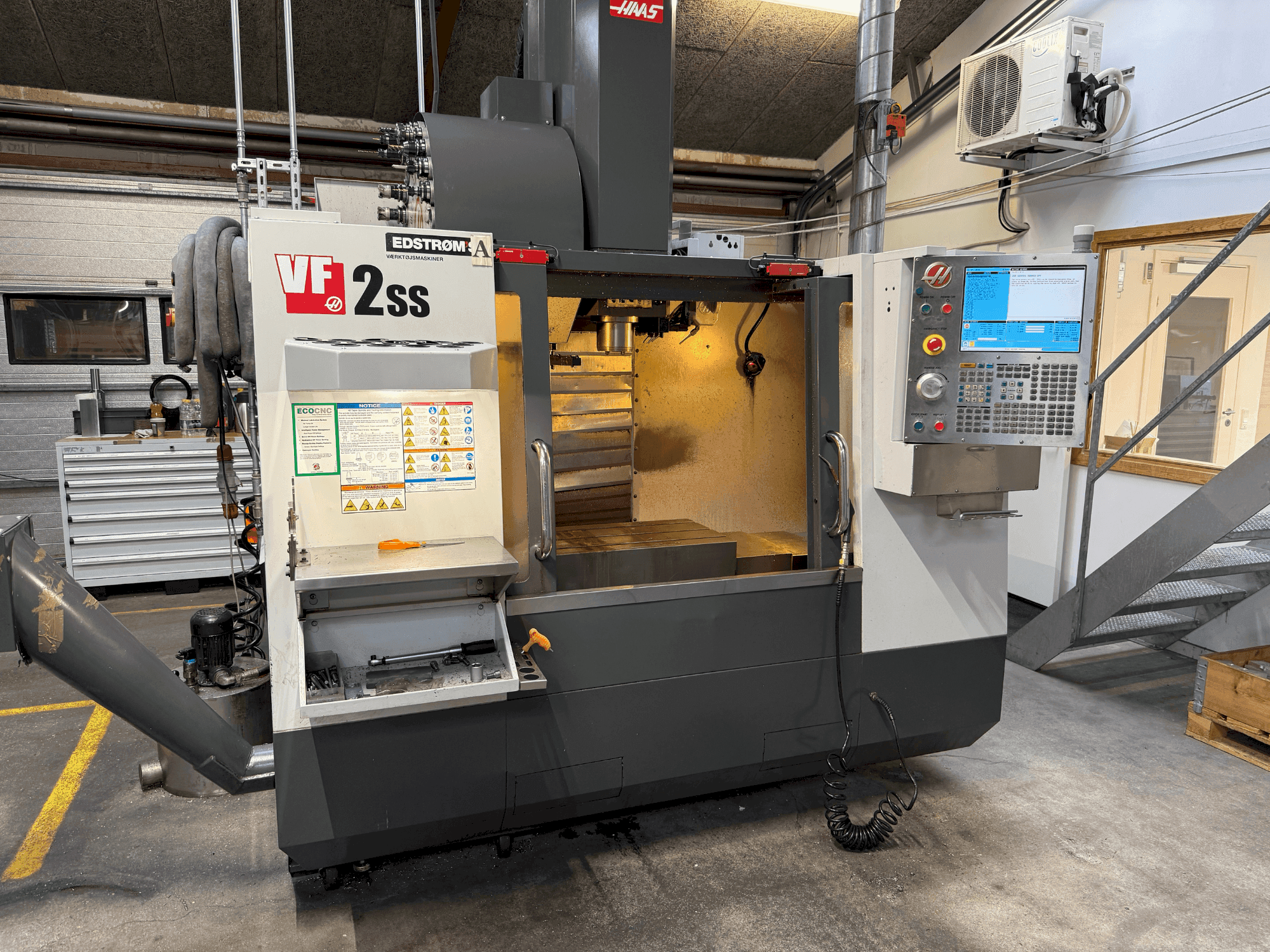 Makine HAAS VF-2SS - Önden görünüm