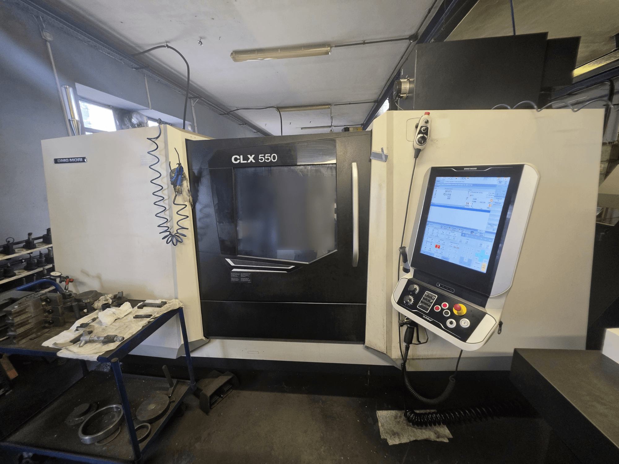 DMG MORI CLX 550 V3 yatay torna tezgahı, önden görünüm; kontrol paneli ve takımların bulunduğu çalışma alanı gösterilmektedir.