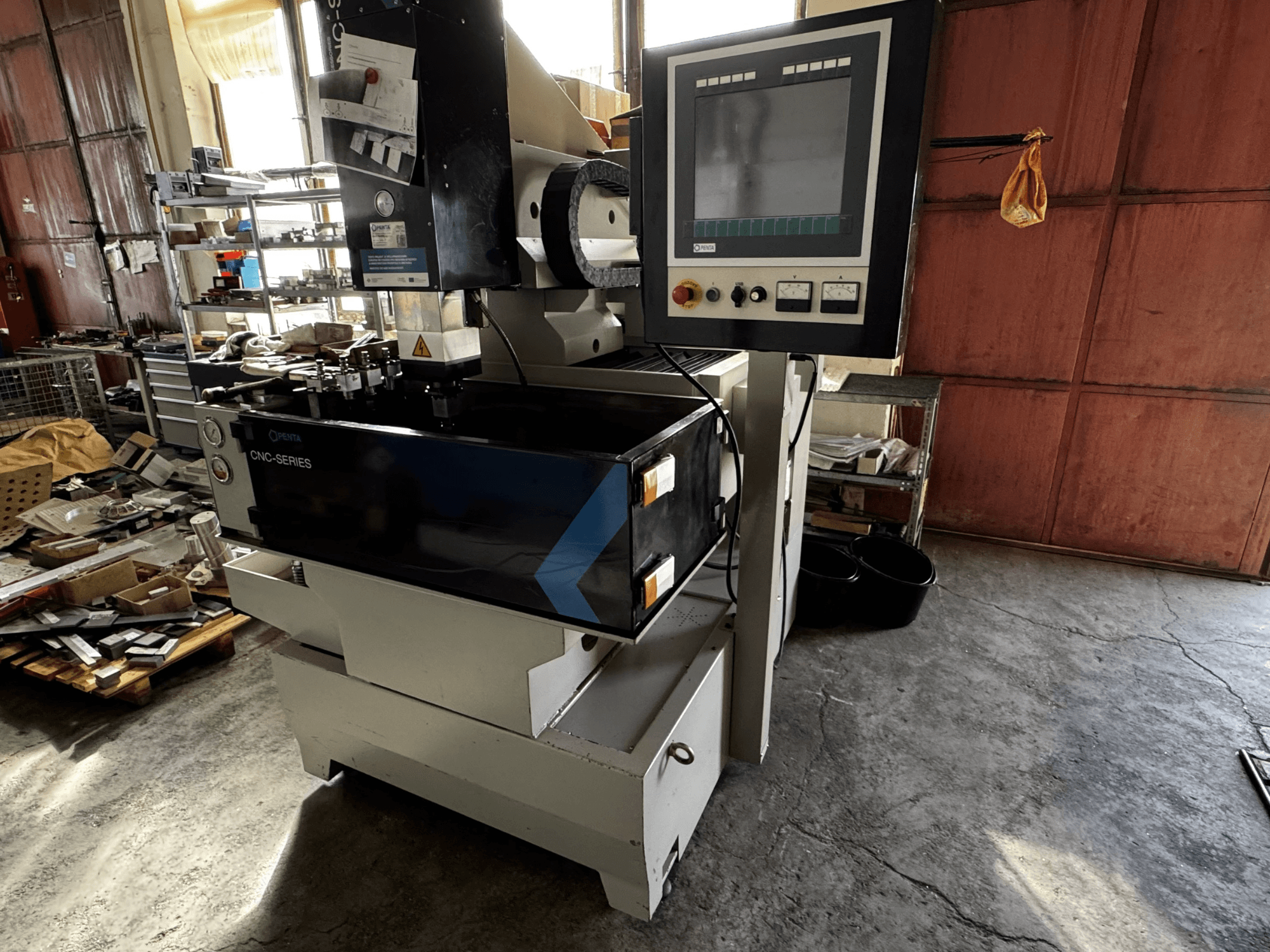PENTA 433GS CNC kalıp oyma EDM makinesi, önden görünüm. Kontrol panelini, elektrot tutucuyu ve metalik çalışma masasını gösterir.