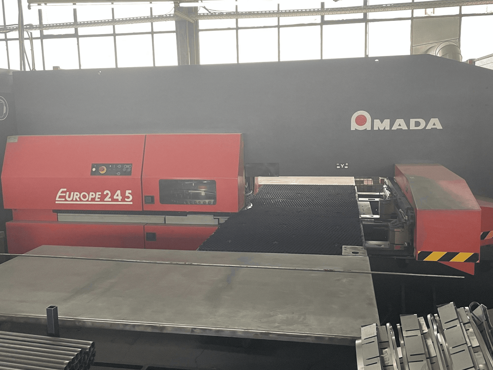 Makine AMADA Europe 245 - Önden görünüm