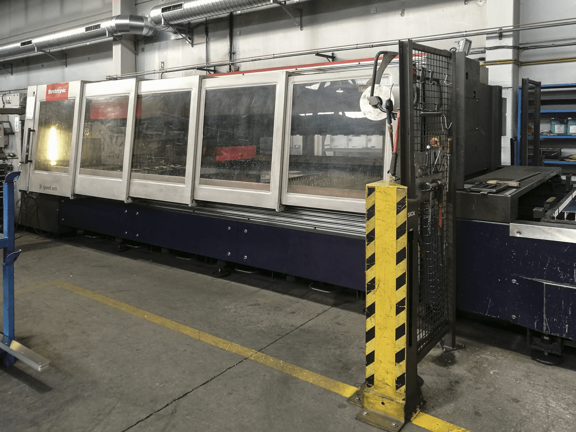 Makine 1 Bystronic - Sağdan görünüm Byspeed 3015