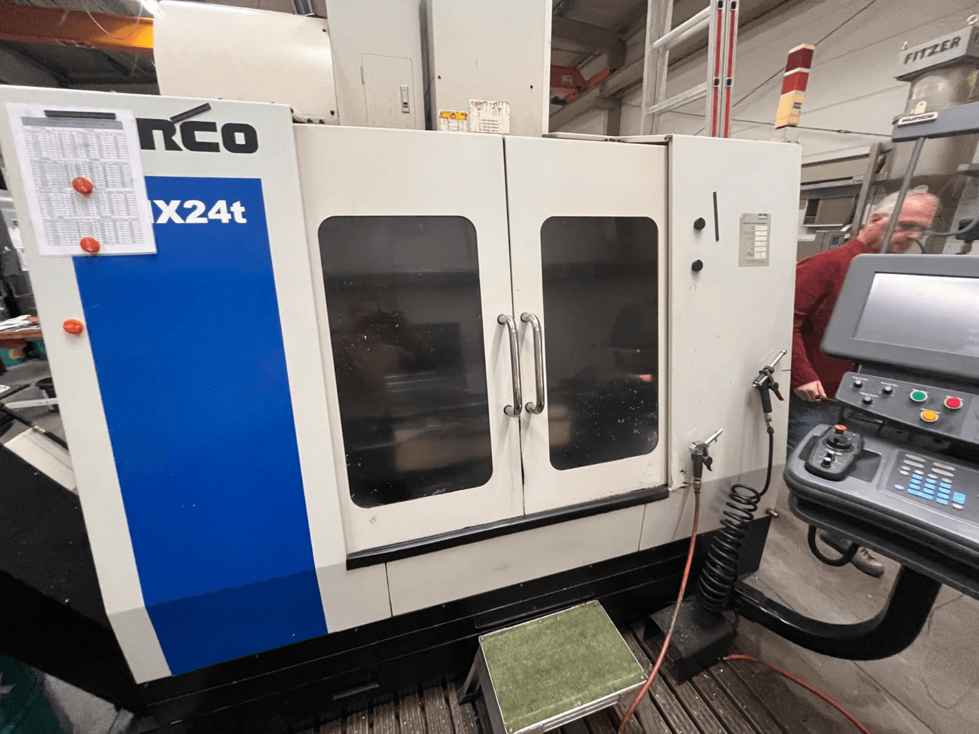 Hurco'nun VX24t model dikey işleme merkezi, kontrol paneli ve şeffaf kapıları ile önden gösterilmiştir.