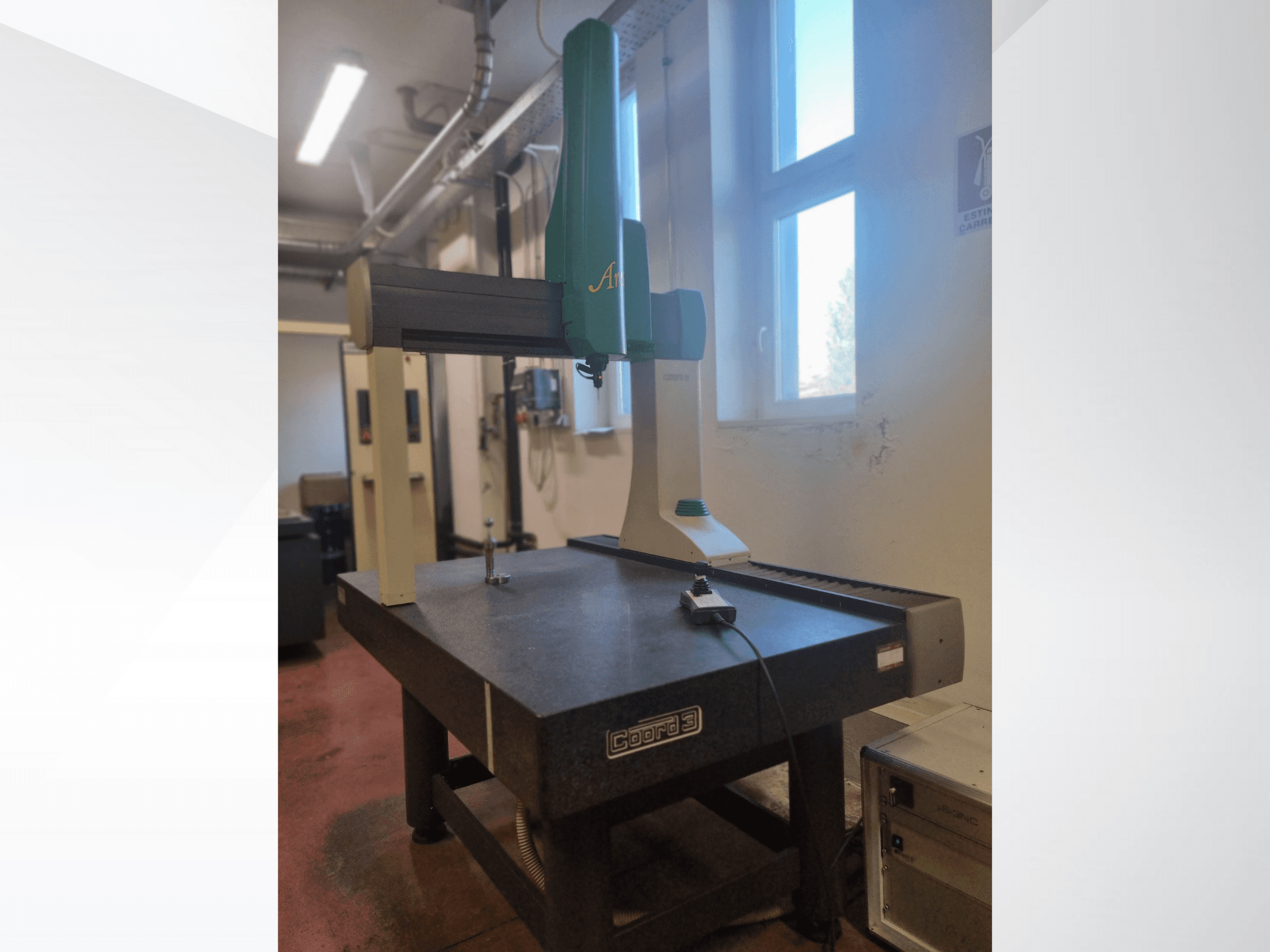 GOM Atos 3D tarayıcı, granit ölçüm masası üzerinde önden görünüm, görünür kablo ve kontrol cihazı ile.