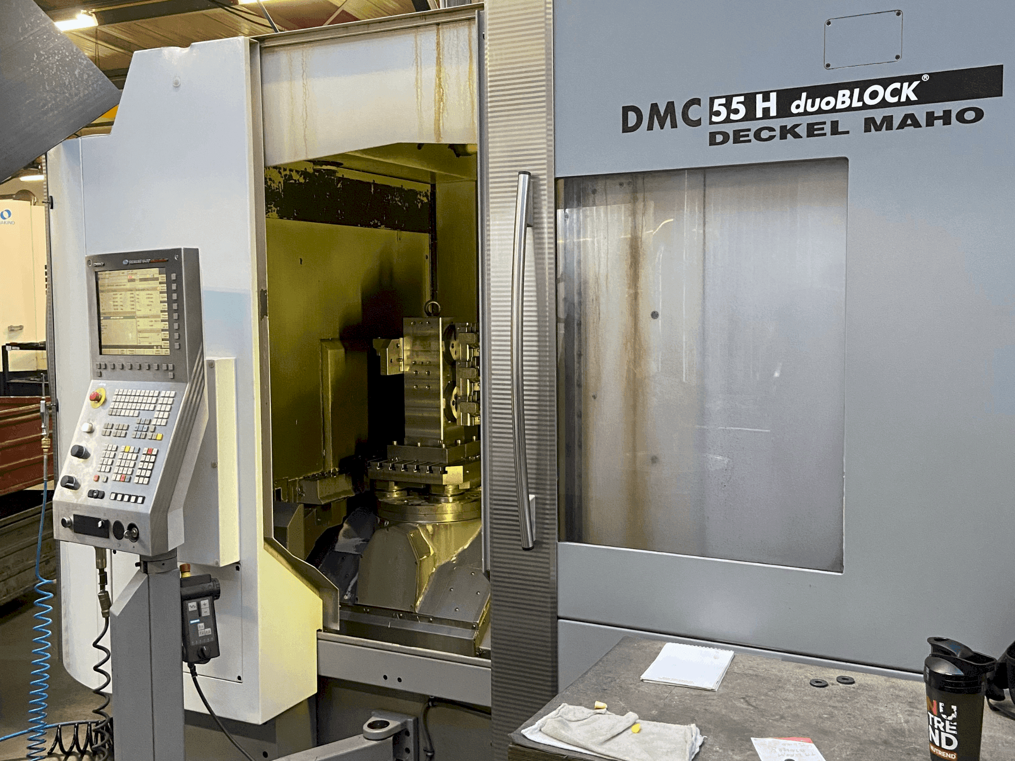 Makine DECKEL MAHO DMC 55H duoBlock (2007) - Önden görünüm