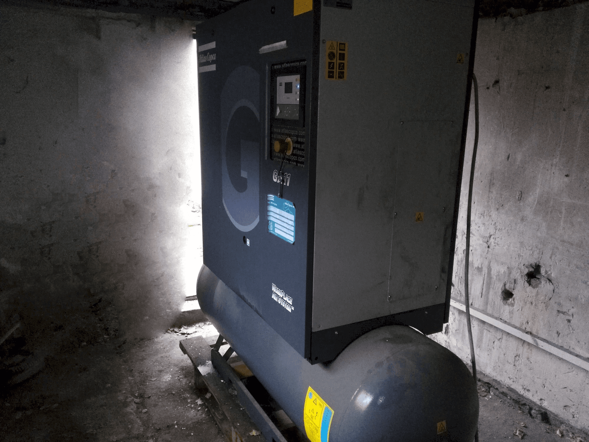 Makine Atlas Copco GA11P - Önden görünüm