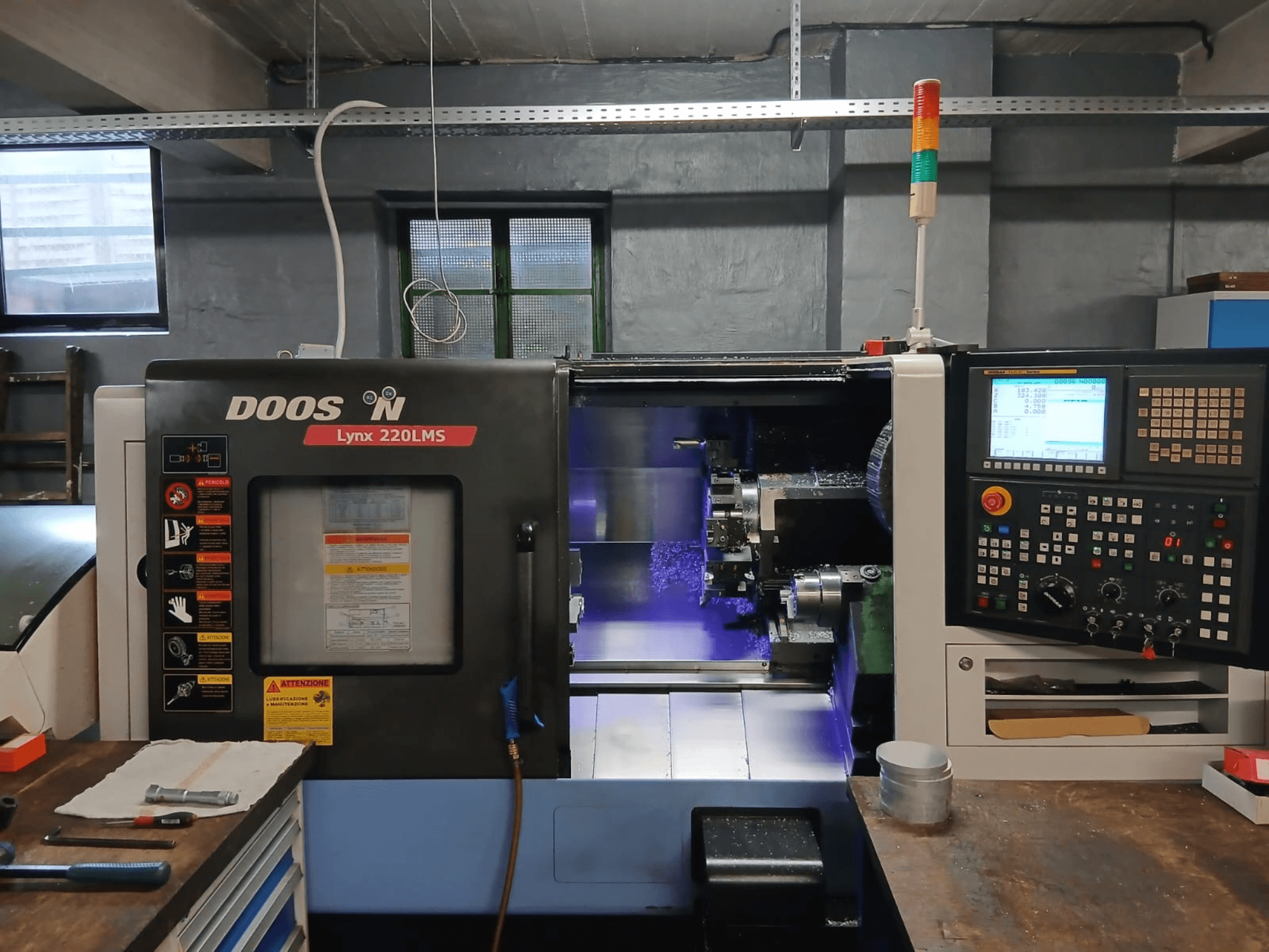 DOOSAN Lynx 220 LMS yatay torna tezgahı, önden görünüm; kontrol paneli ve işleme alanı açıkça görülmektedir.