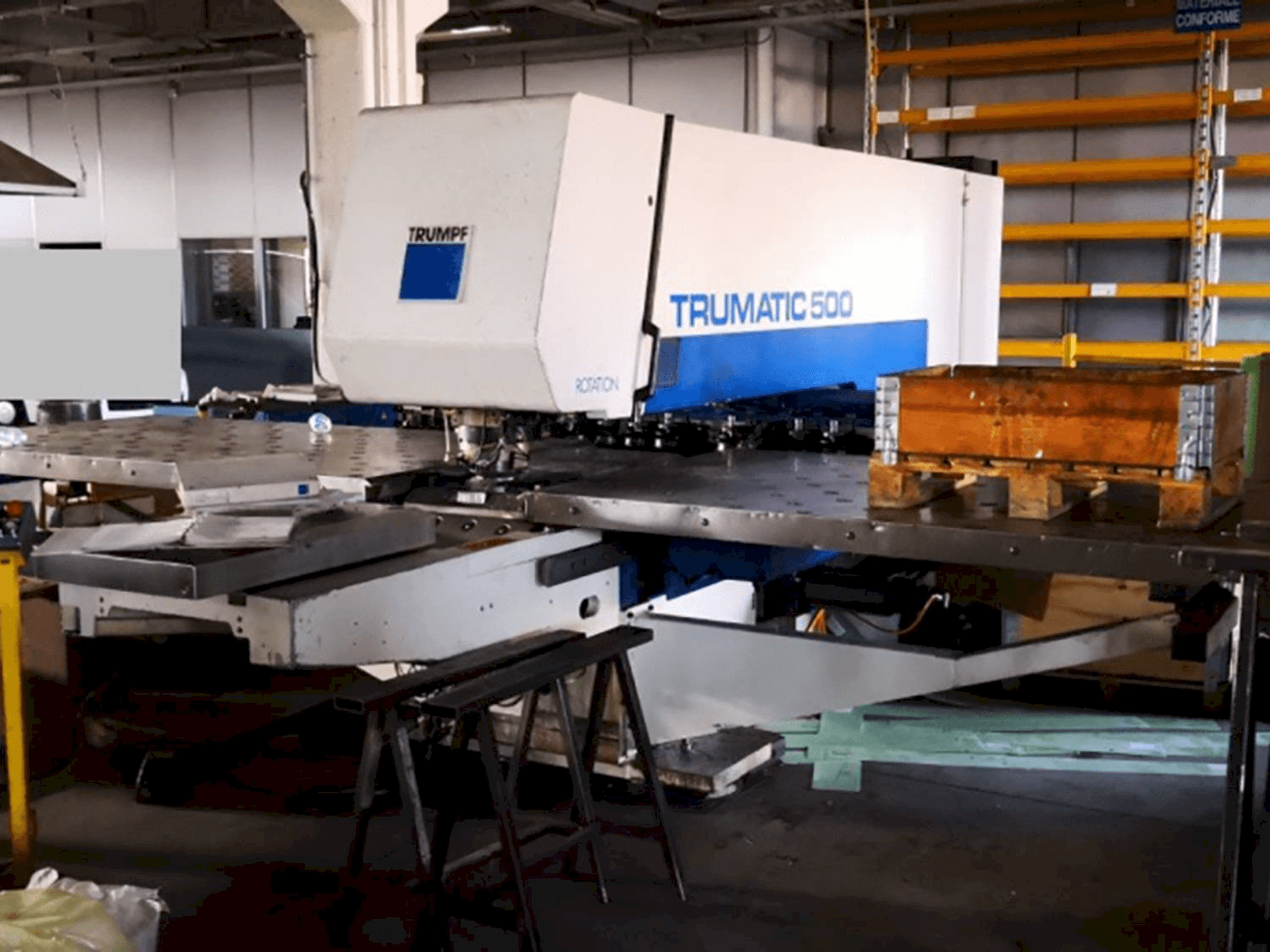 Makine Trumpf Trumatic 500R - Önden görünüm