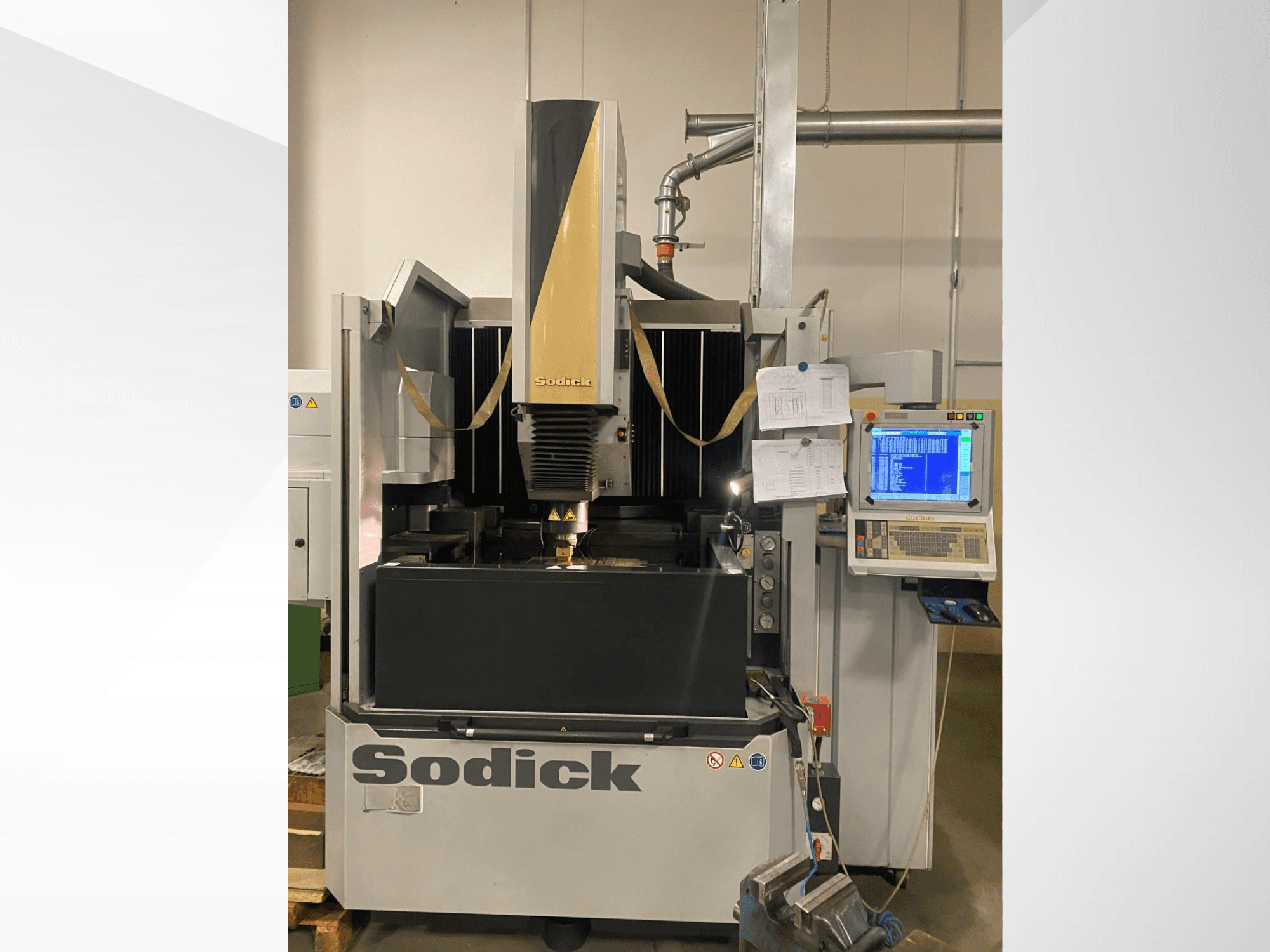 Önden görünümlü Sodick EDM makinesi, kontrol paneli, çalışma masası ve baş üstü kesme kafasına sahiptir.