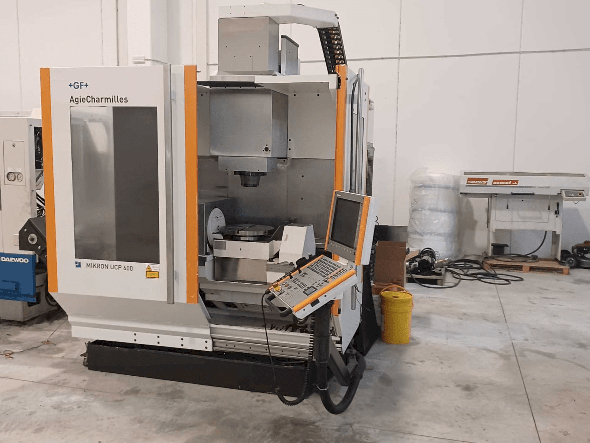 Makine AgieCharmilles Mikron UCP 600 - Önden görünüm