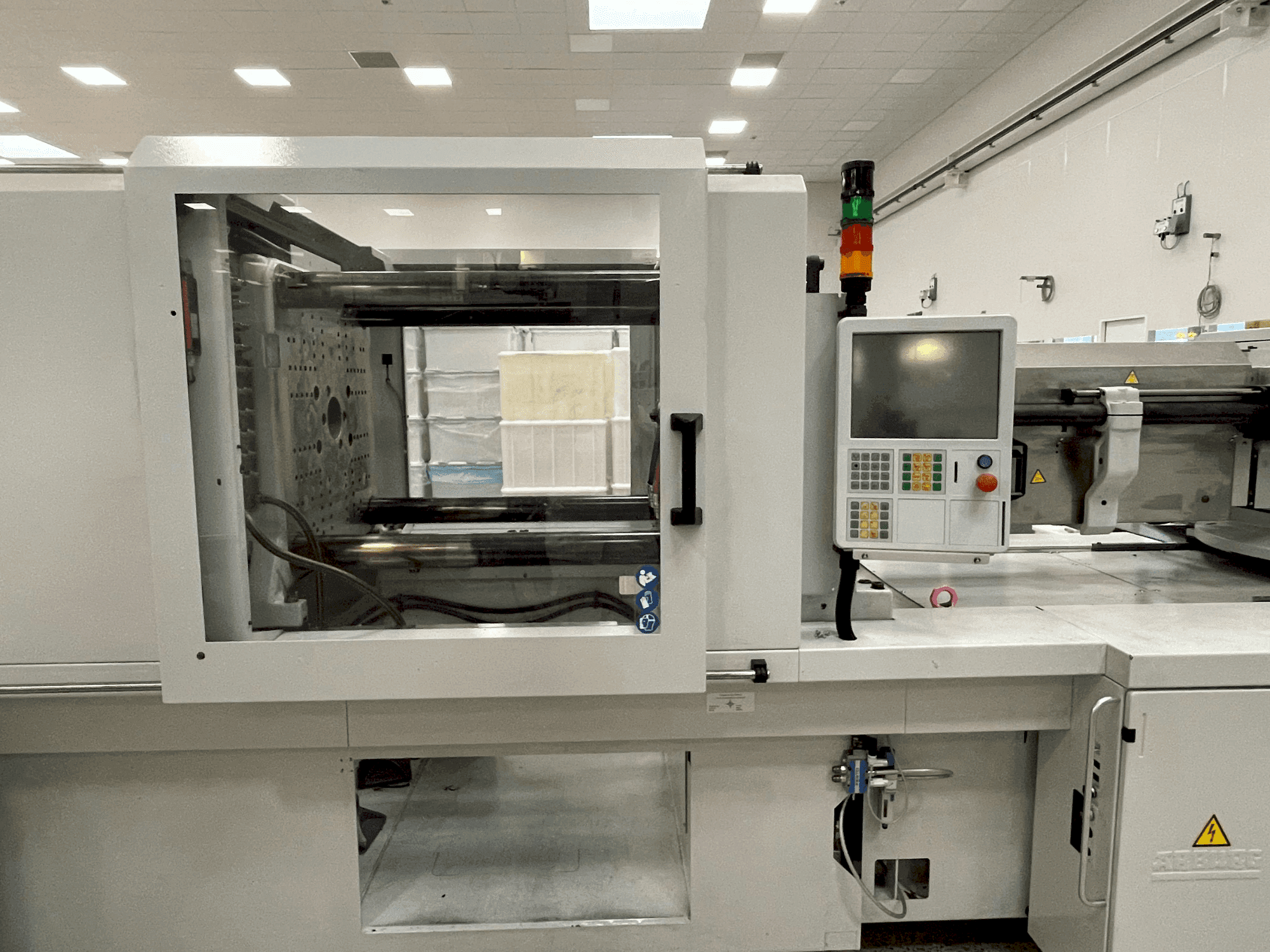 Makine Arburg Allrounder 570 H 2000-1300 - Önden görünüm