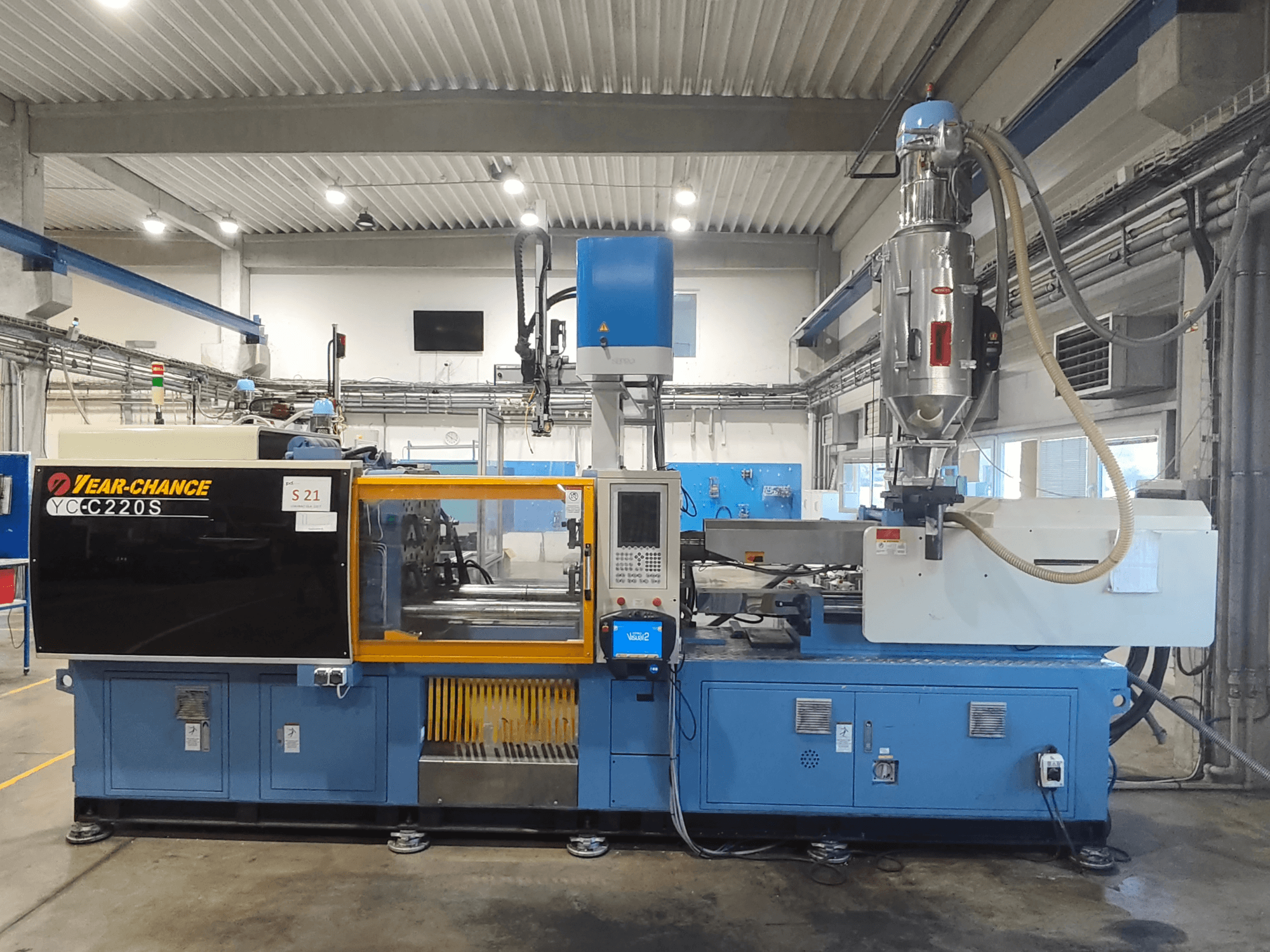 YEAR-CHANCE YC-C 220S elektrikli enjeksiyon kalıplama makinesi, önden görünüm; kontrol paneli ve malzeme haznesi görülmektedir.