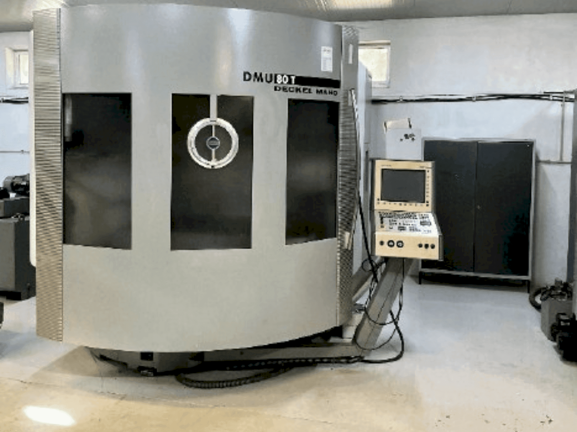 Makine DMG DECKEL MAHO DMU 80T - Önden görünüm