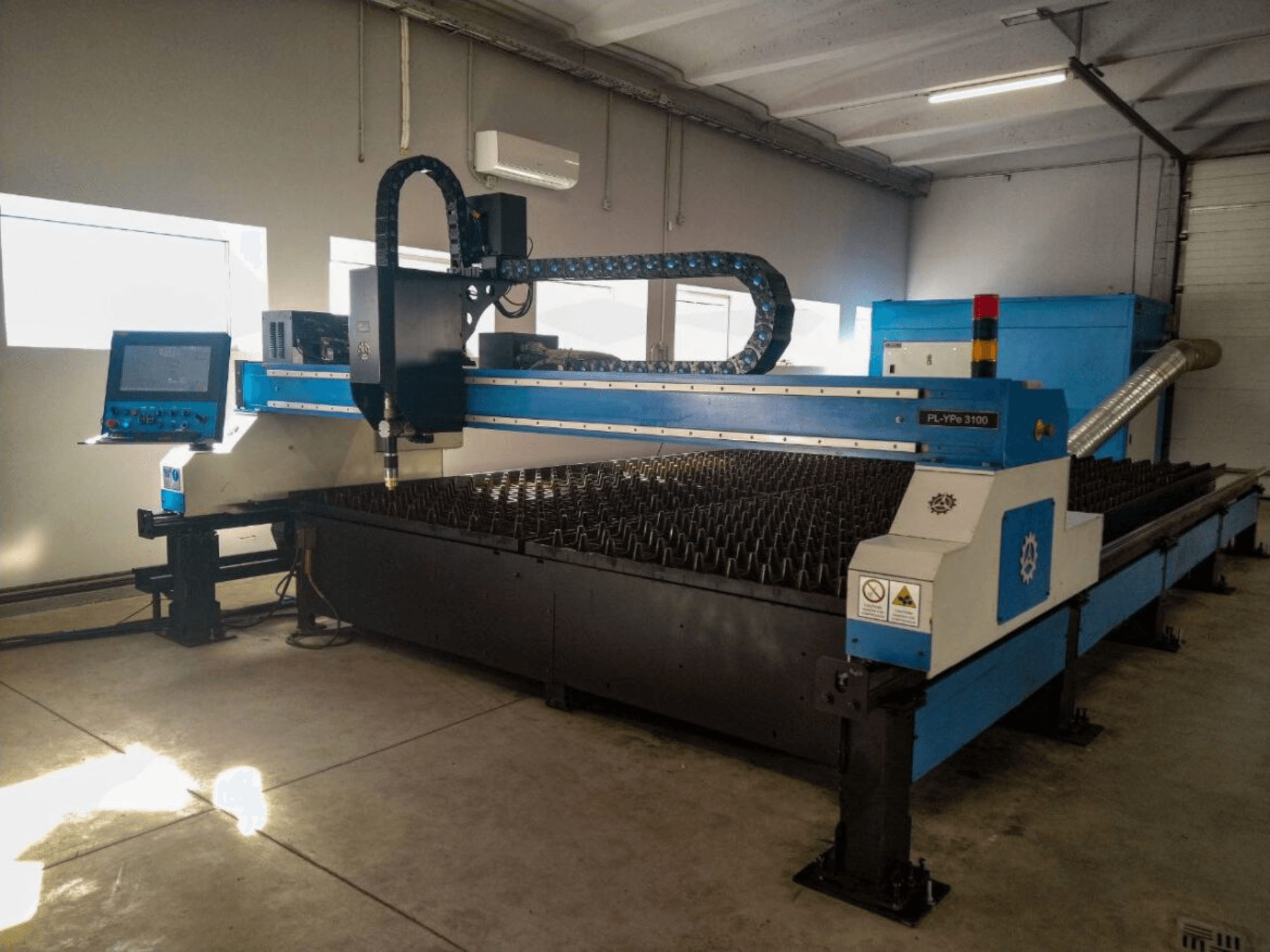 PL-YP© 3100 ekranlı CNC kesim makinesi, önden görünüm, metal kesim yatağı ve hassas nozul yönlendirme sistemine sahiptir.
