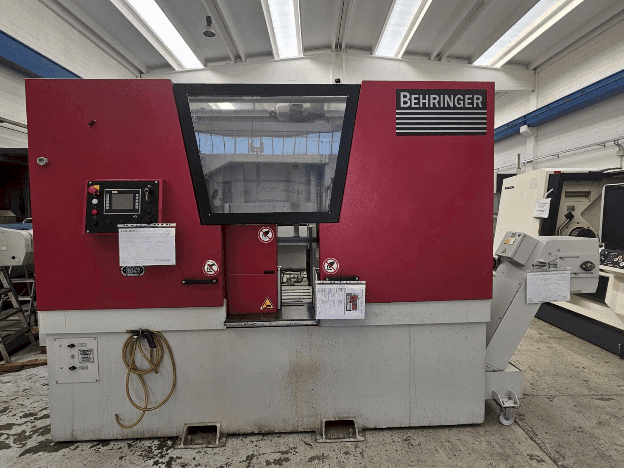 Makine Behringer HBE 511 A - Önden görünüm
