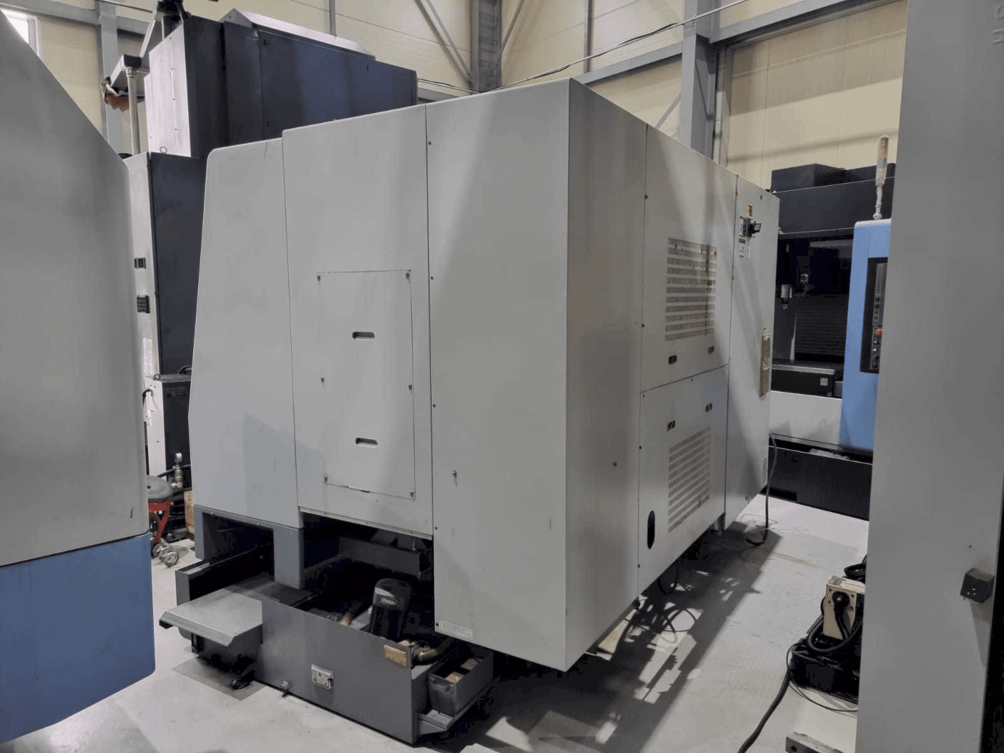 Makine Hyundai Kia SKT250Y - Önden görünüm