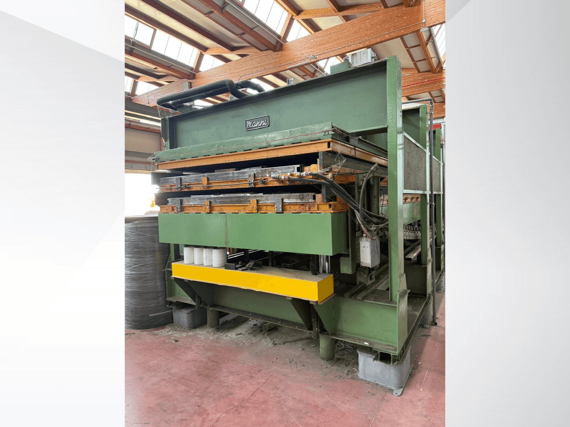 Manni hidrolik pres, yandan görünüm, yeşil metal gövde, sarı taban ve görünür çok sayıda hidrolik hat.