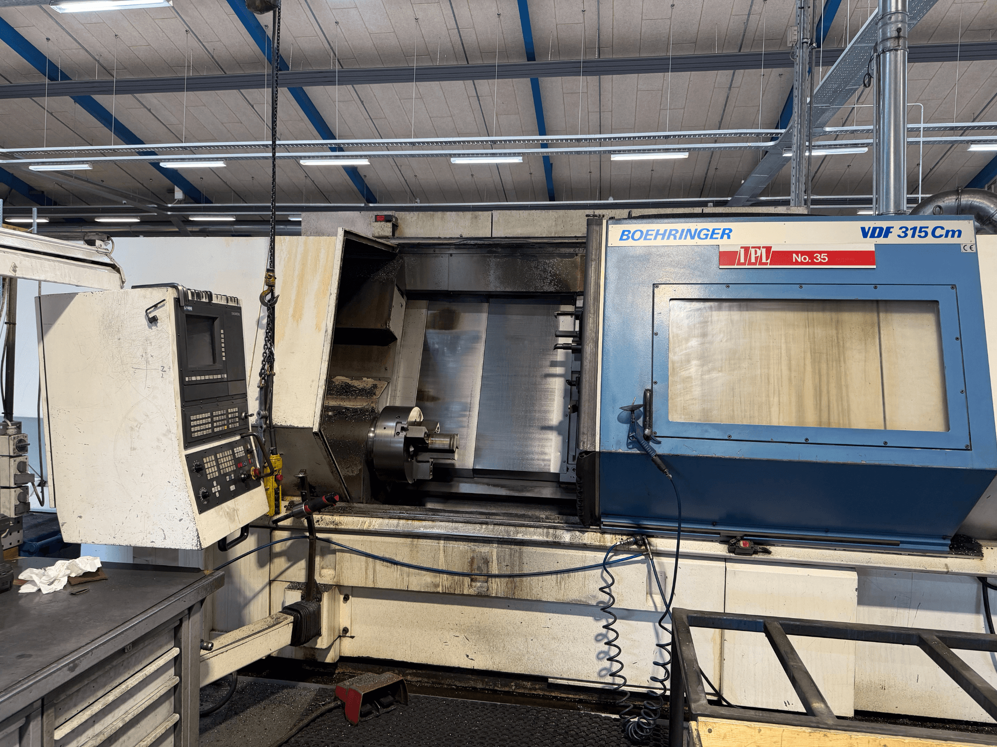 BOEHRINGER VDF 315 CM yatay torna makinesinin önden görünümü, kontrol paneli ve açık işleme alanına sahiptir.