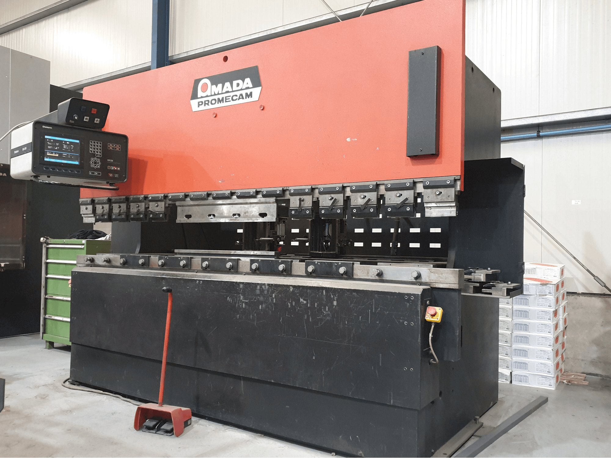 Makine AMADA - Sol görünüm APX 3000 X 100 T