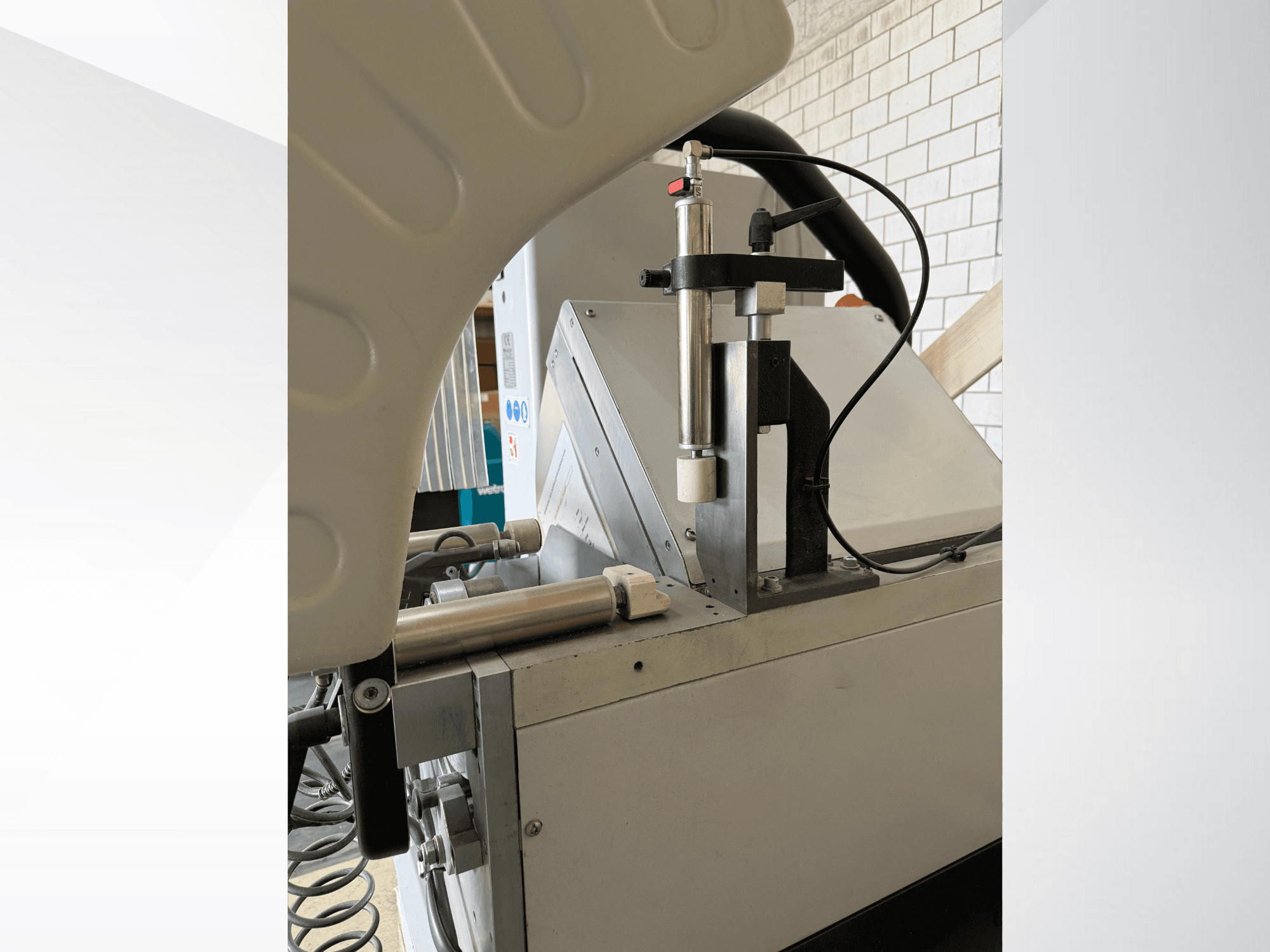 Dikey bir şırınga, görünür marka logosu ve önden görünümde kontrol paneli bulunan hassas bir dağıtım makinesinin yakın çekimi.