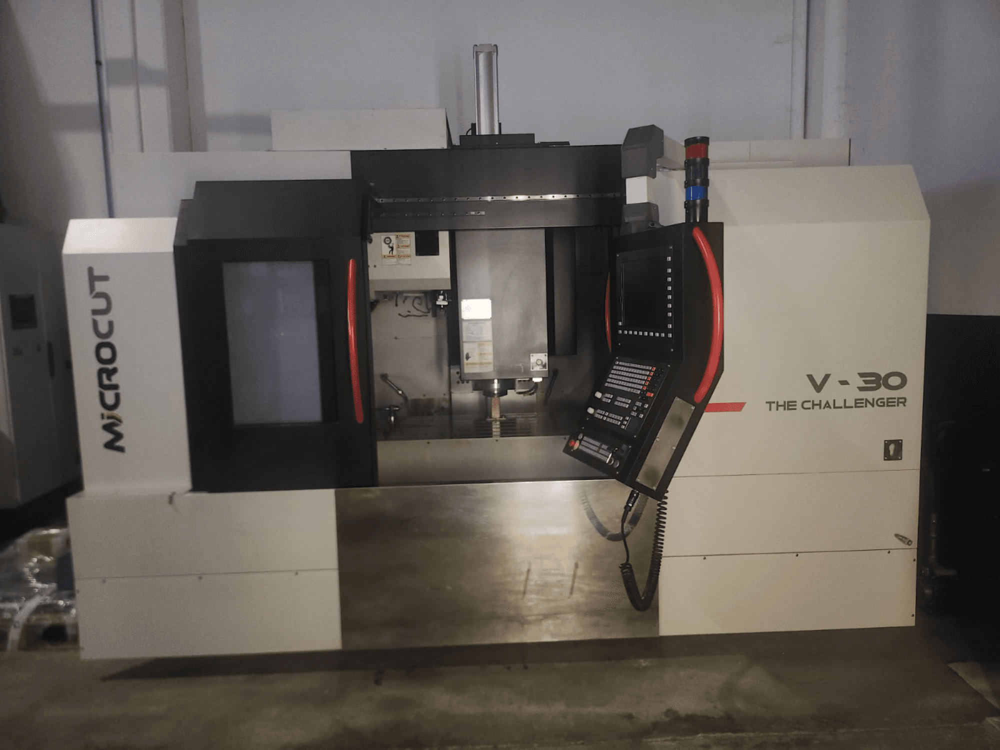 Microcut V-30 Challenger CNC makinesi, önden görünüm, kontrol paneli, kesim alanı ve endüstriyel tasarım öğeleri.