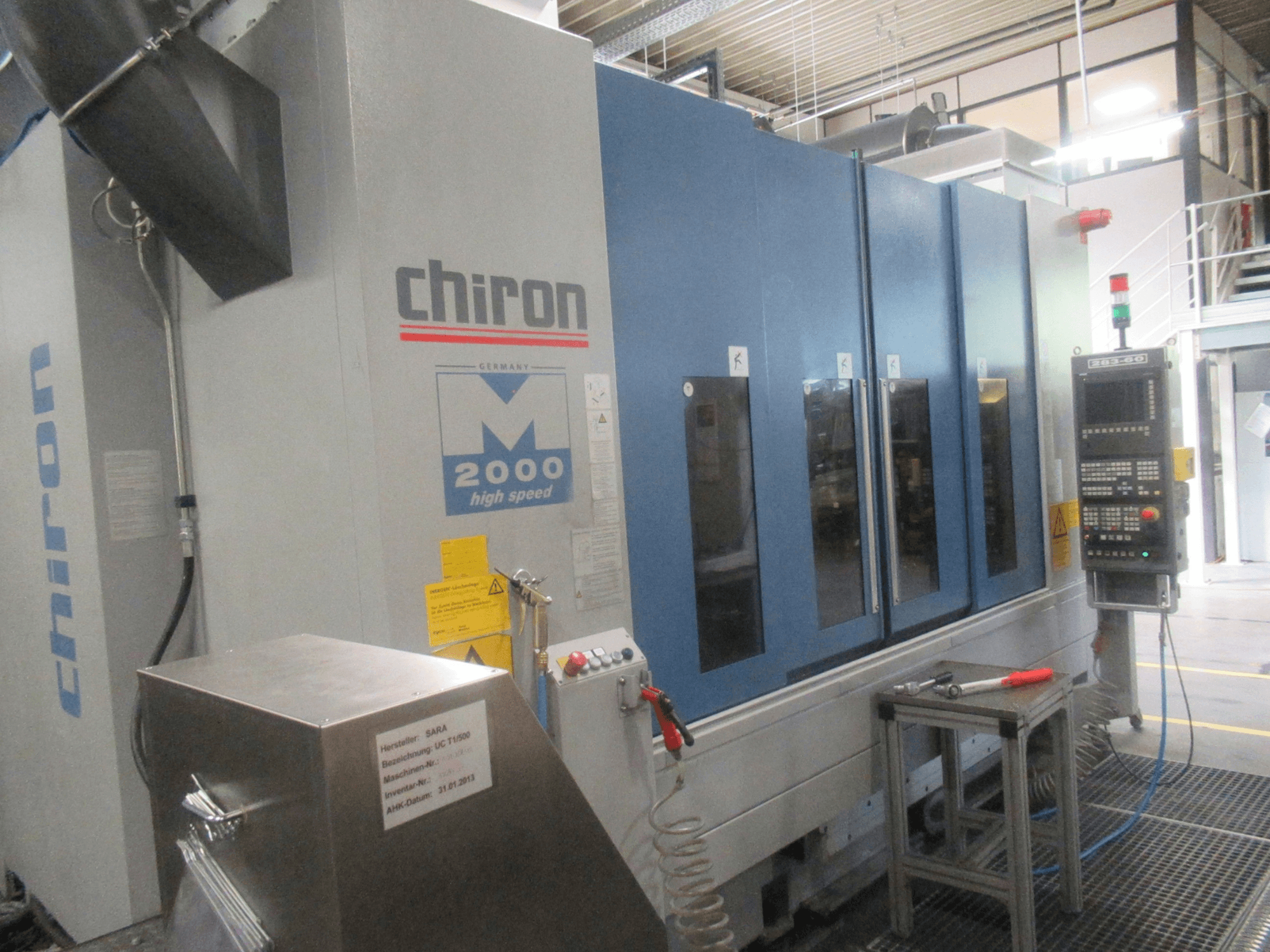 CHIRON Mill 2000 dikey işleme merkezi; kontrol paneli ile birlikte önden görünüm, mavi tasarım ve yüksek hız özellikleri açıkça görülmektedir.
