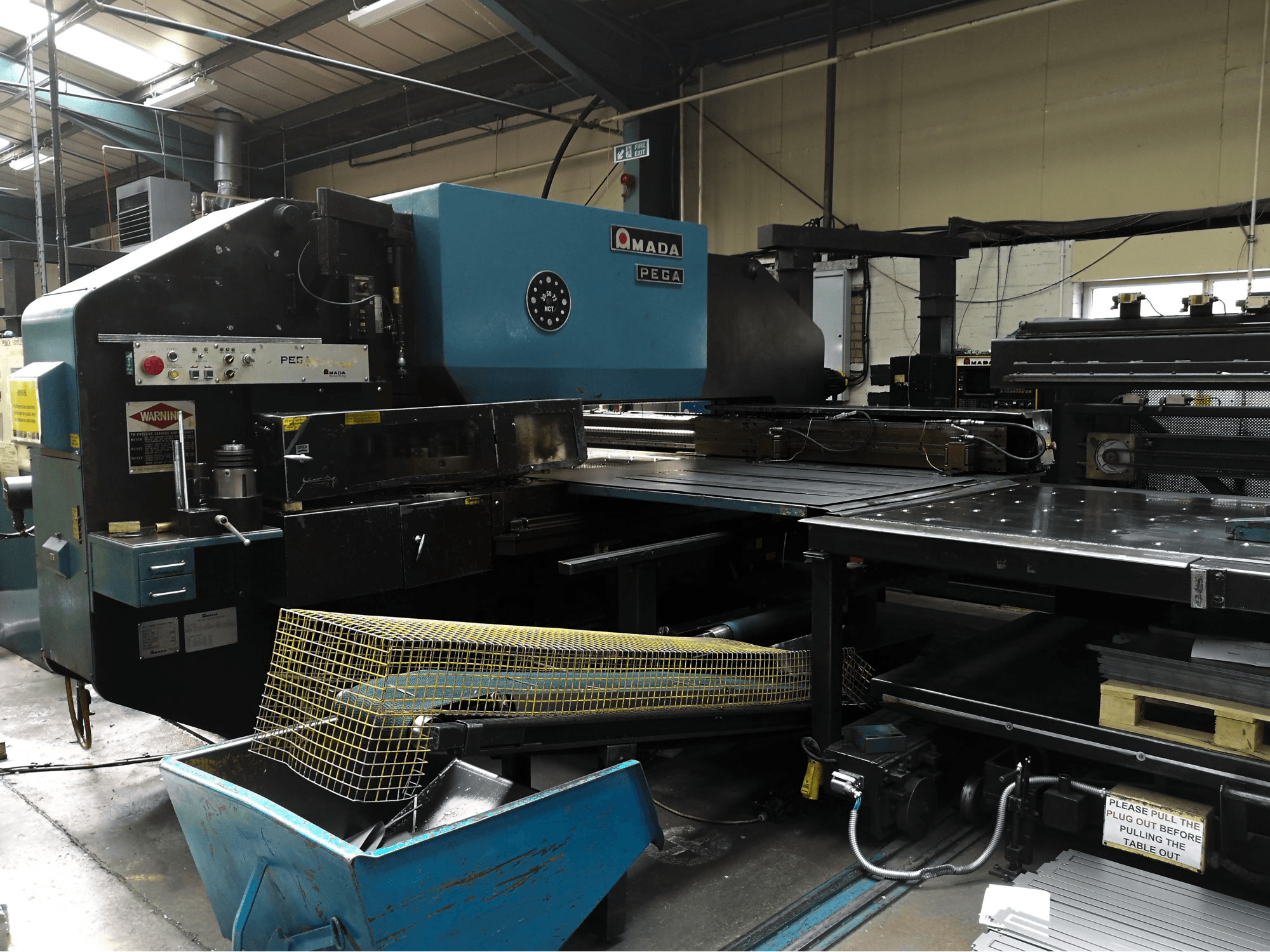 Makine AMADA - Sol görünüm PEGA 357