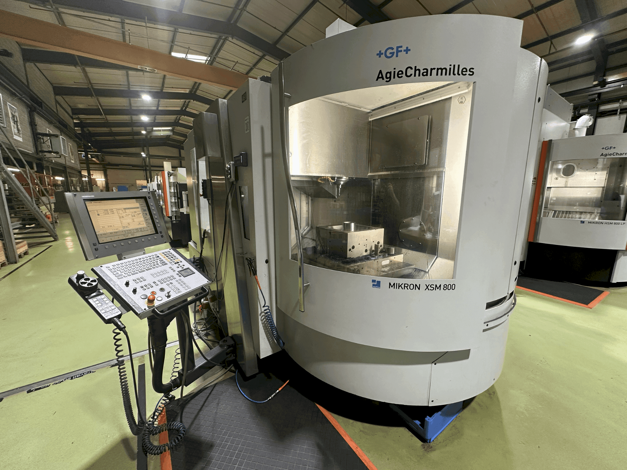 Makine +GF+ AgieCharmilles Mikron XSM 800 - Önden görünüm