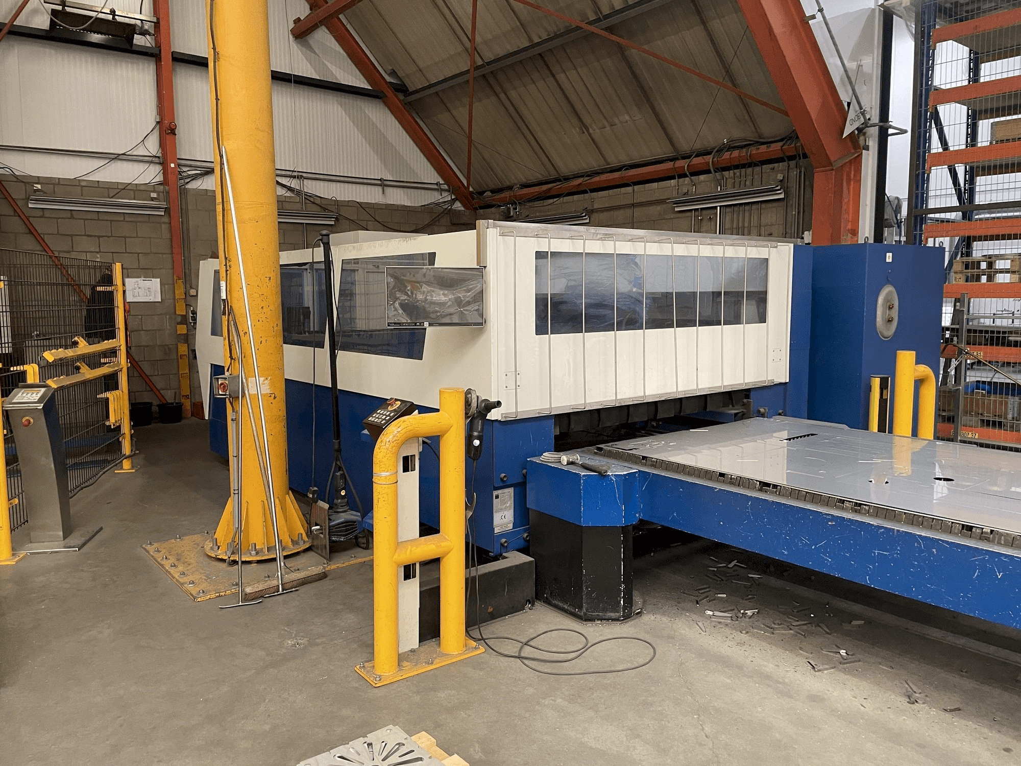 Makine Trumpf Trumatic L3050 5kW - Önden görünüm