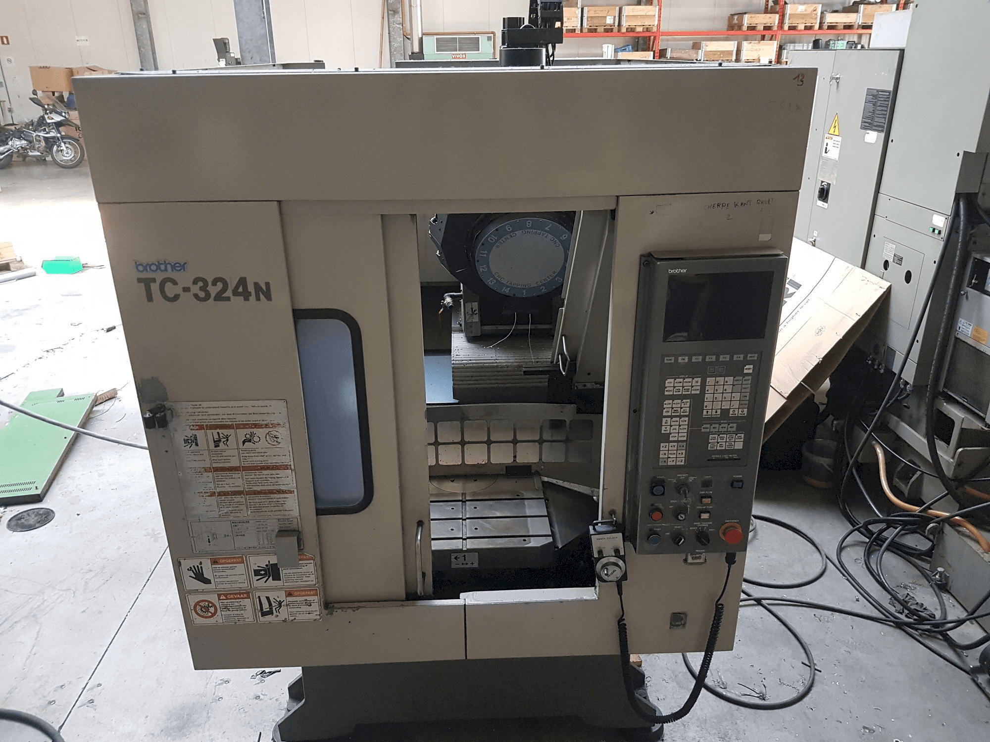 Makine Brother TC-324N - Önden görünüm