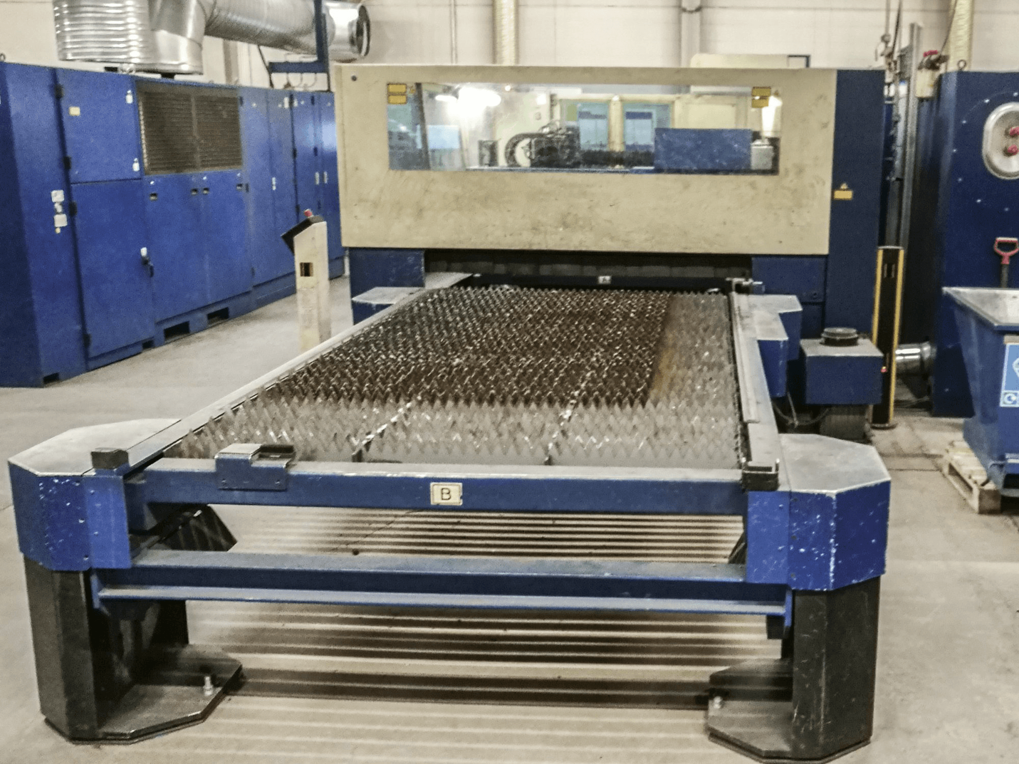 Makine Trumpf - Sağdan görünüm Trumatic L3050