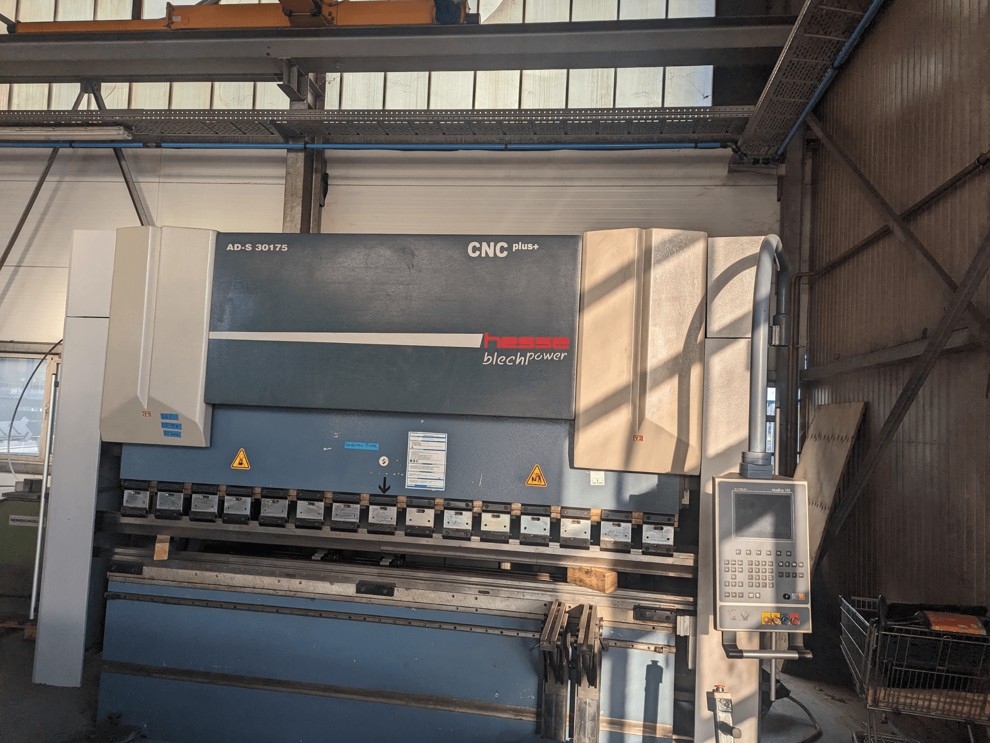 Hesse AD-S 30175 CNC bükme makinesi, önden görünüm, kontrol paneli ve aletler, atölye ortamında.