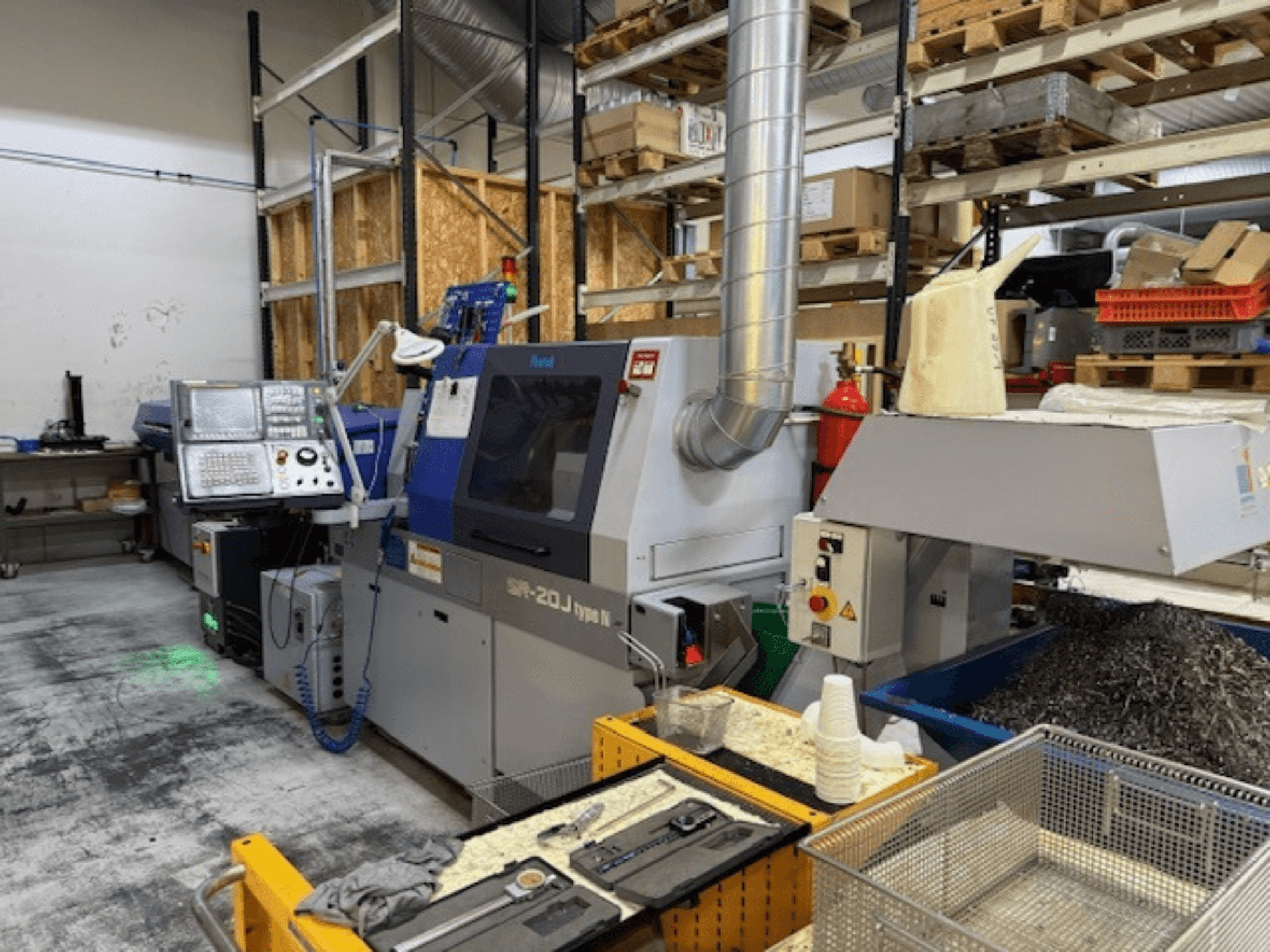 Faroh SPR-20J tip N işleme merkezinin kontrol paneli, metal talaşı ve atölyedeki güvenlik ekipmanlarıyla birlikte önden görünümü.