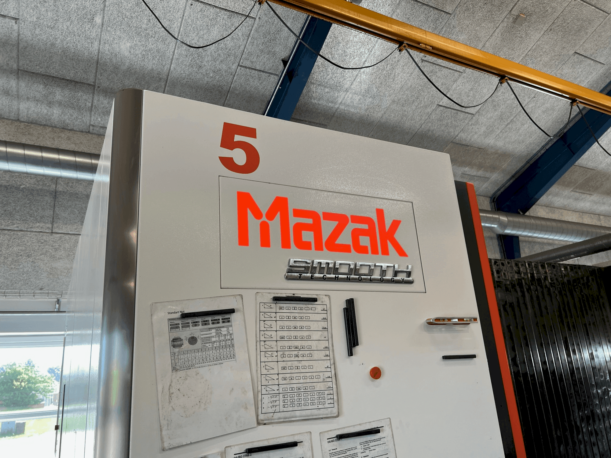 Makine Mazak VTC-530C - Önden görünüm
