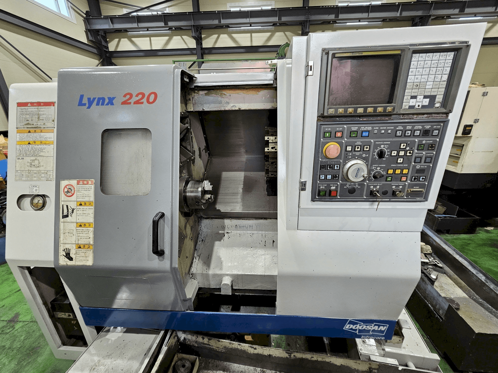 Makine Doosan Lynx 220A - Önden görünüm