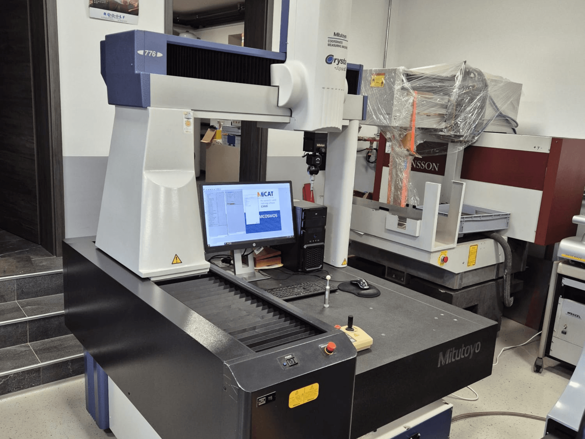 Mitutoyo model 776 koordinat ölçüm cihazının önden görünümü, ölçüm yazılımını ve kontrolleri gösteren bir monitör görünür.