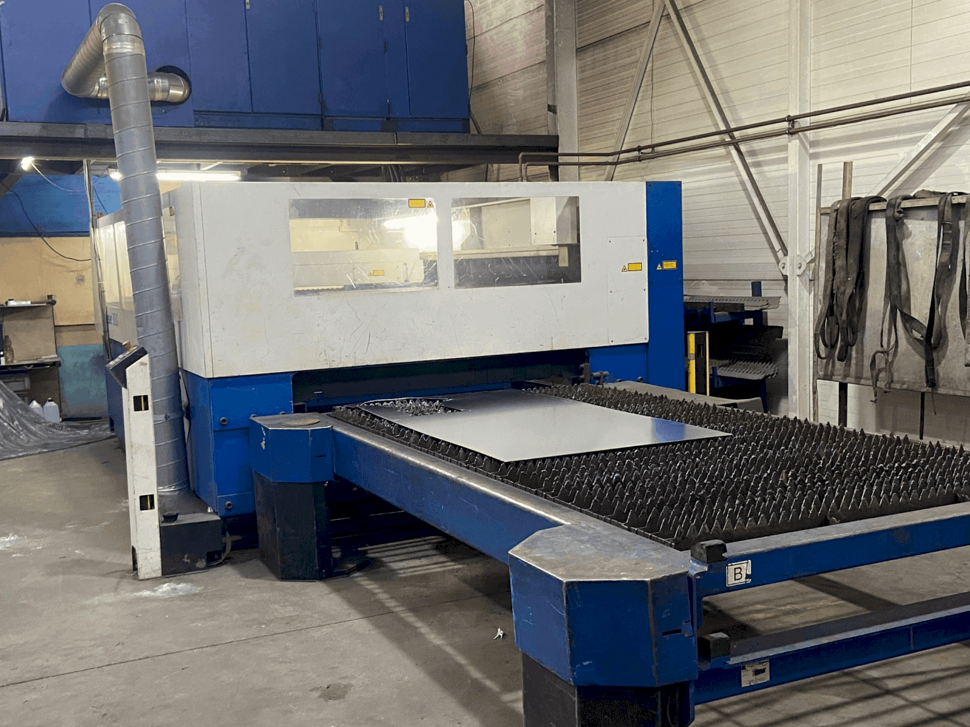 Makine TRUMPF TruLaser 3030 - Önden görünüm