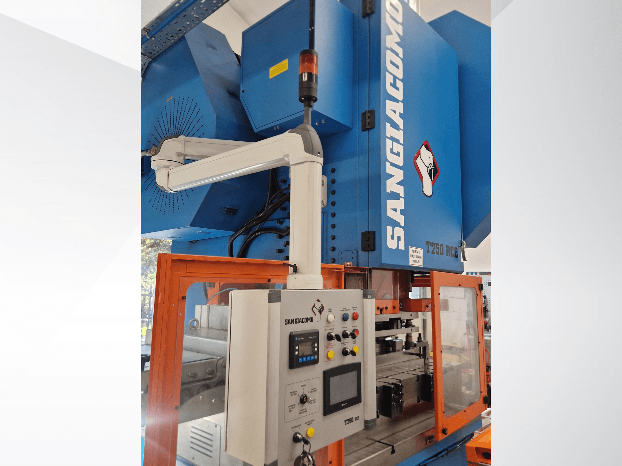SANGIACOMO T250 RCE mekanik pres makinesi; kontrol paneli ve güvenlik koruyucusunun görüldüğü önden görünüm, çalışma elemanlarını göstermektedir.