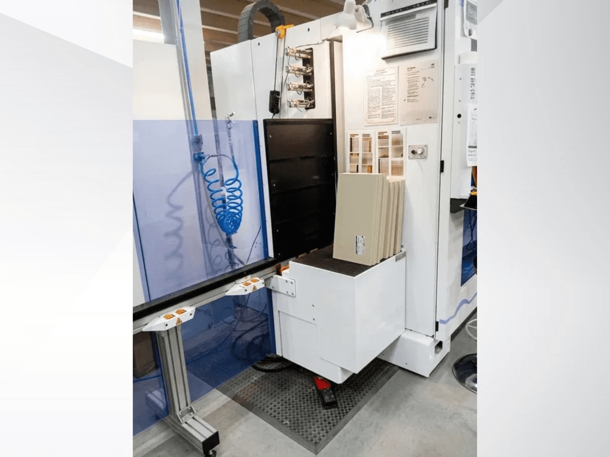 HOMAG OPTIMAT BHX 200 CNC İşleme Merkezi; kontrol paneli ve malzeme yükleme alanını gösteren önden görünüm.