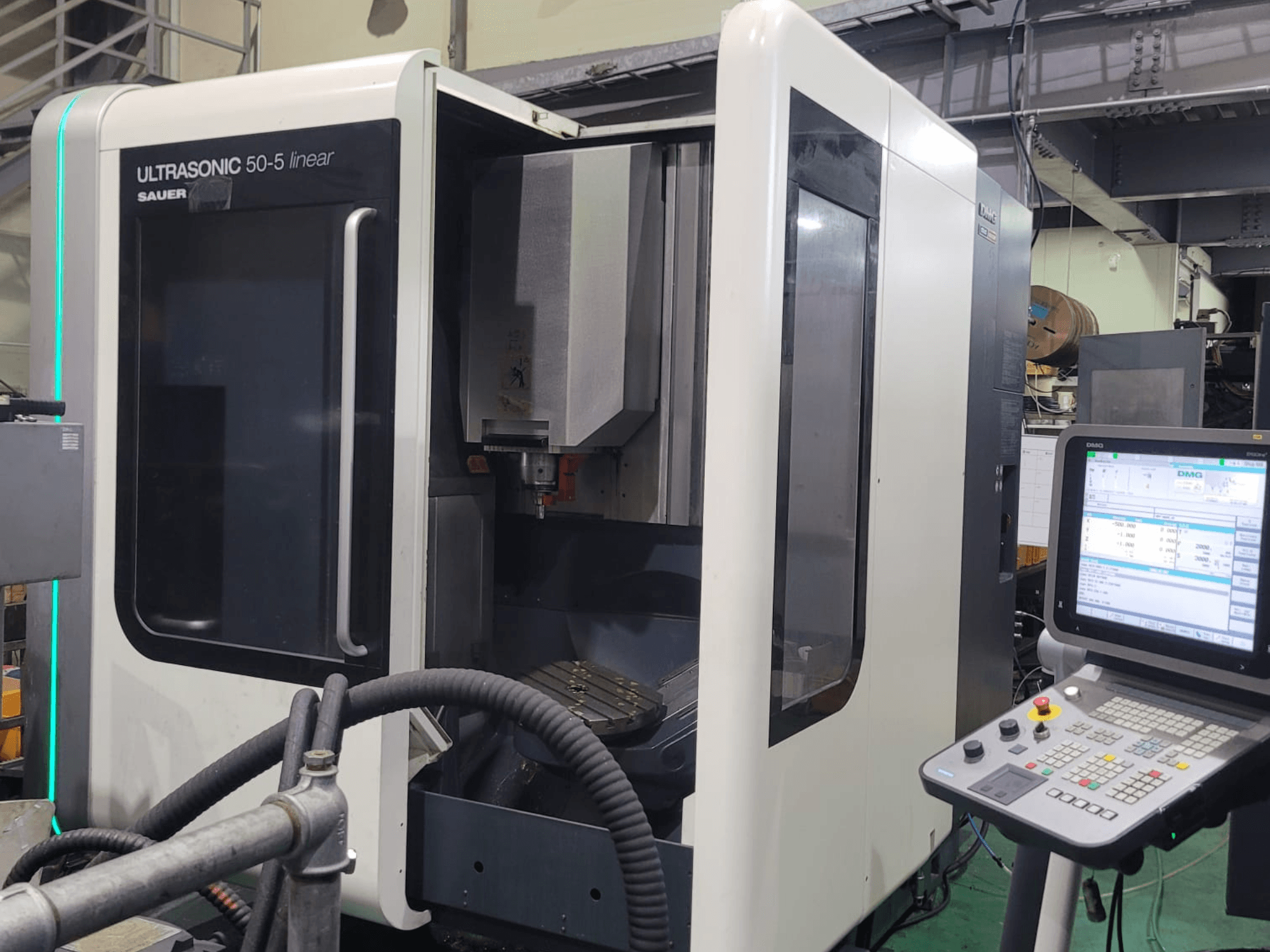DMG ULTRASONIC 50-5 Lineer Üniversal İşleme Merkezi, kontrol paneli ve görünür çalışma alanı ile önden görünüm.