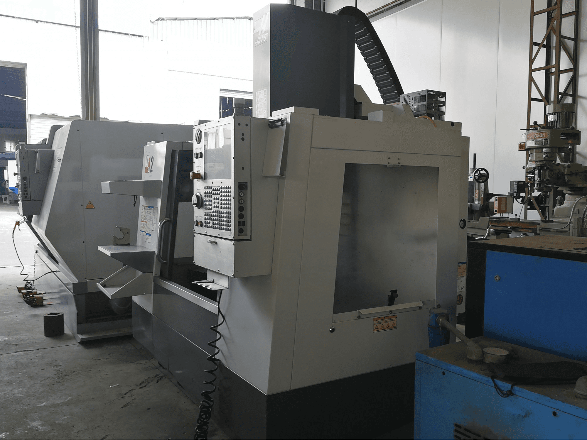 Makine HAAS - Sağdan görünüm VF-2