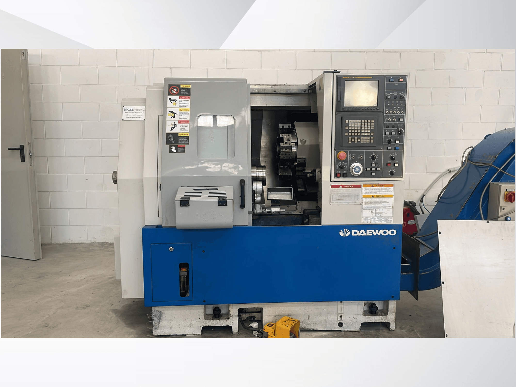 DAEWOO Lynx 210B yatay tornalama makinesinin önden görünümü, kontrol paneli ve görünür makineler.